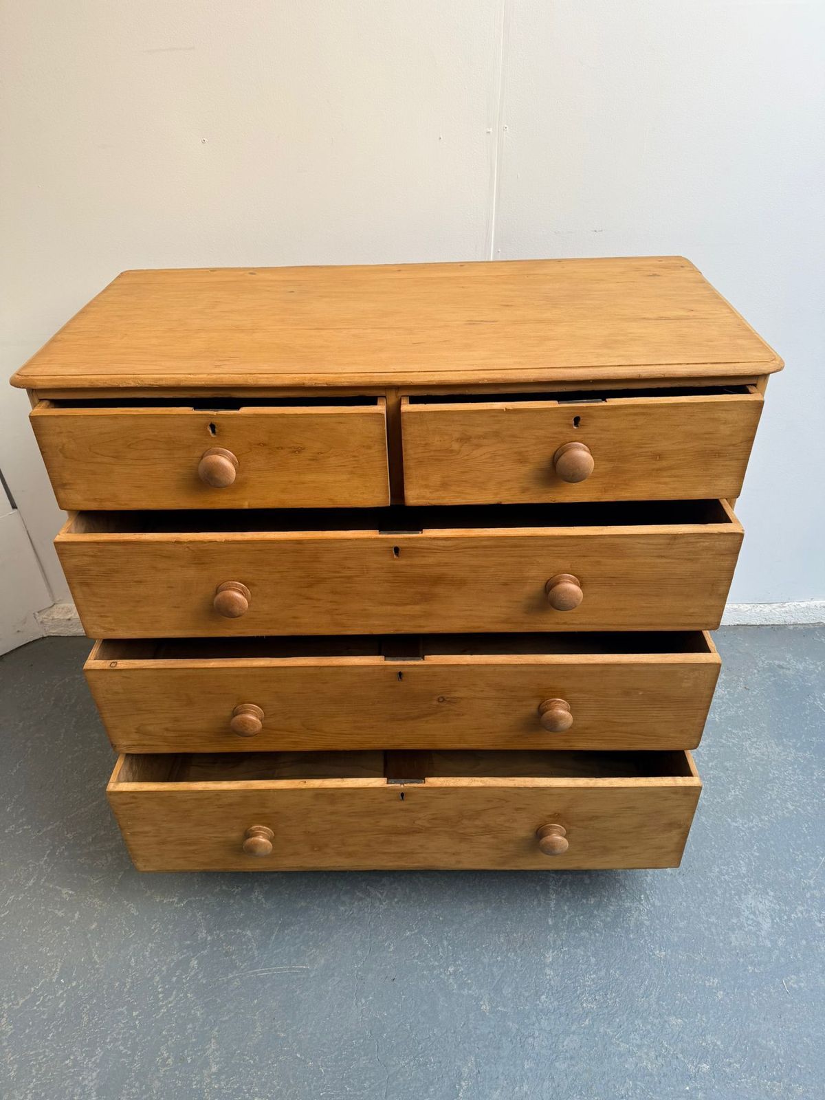 A Large Deep Waxed Victorian Pine 5 Drawer Chest Of Drawers photo for sale