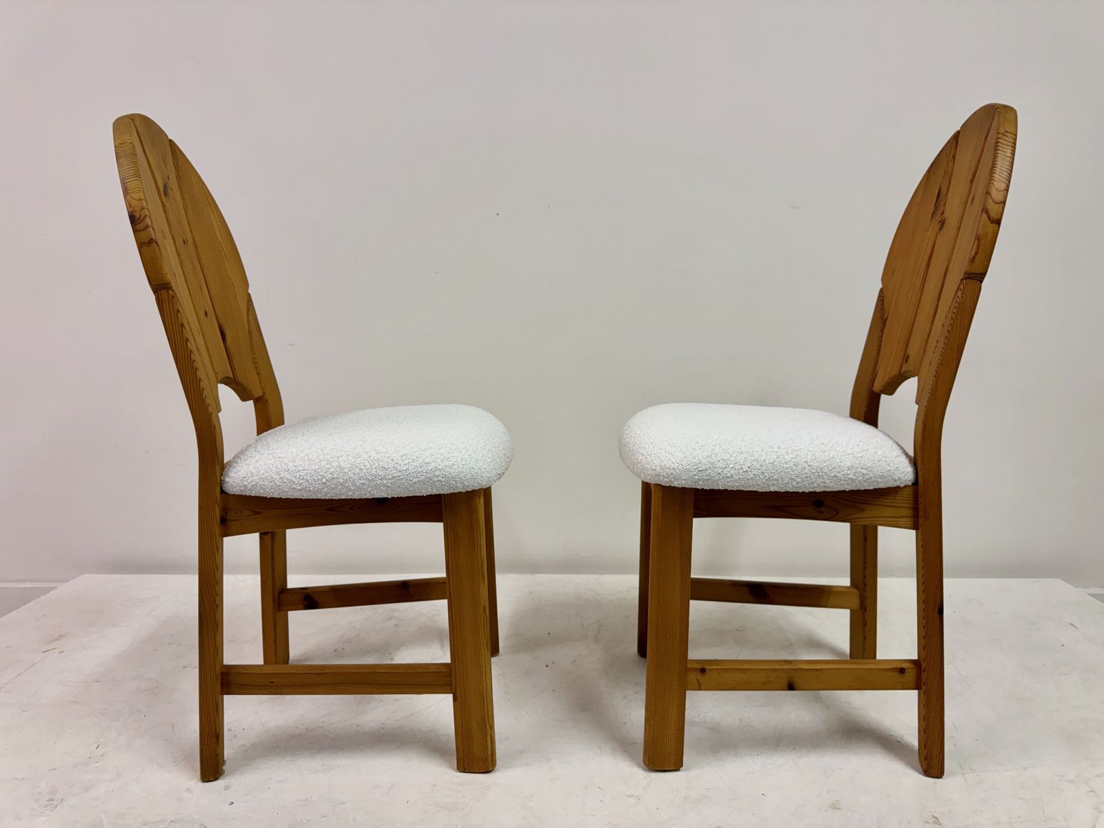 photo vintage Set Of Six Pine And Boucle Scandianavian Dining Chairs