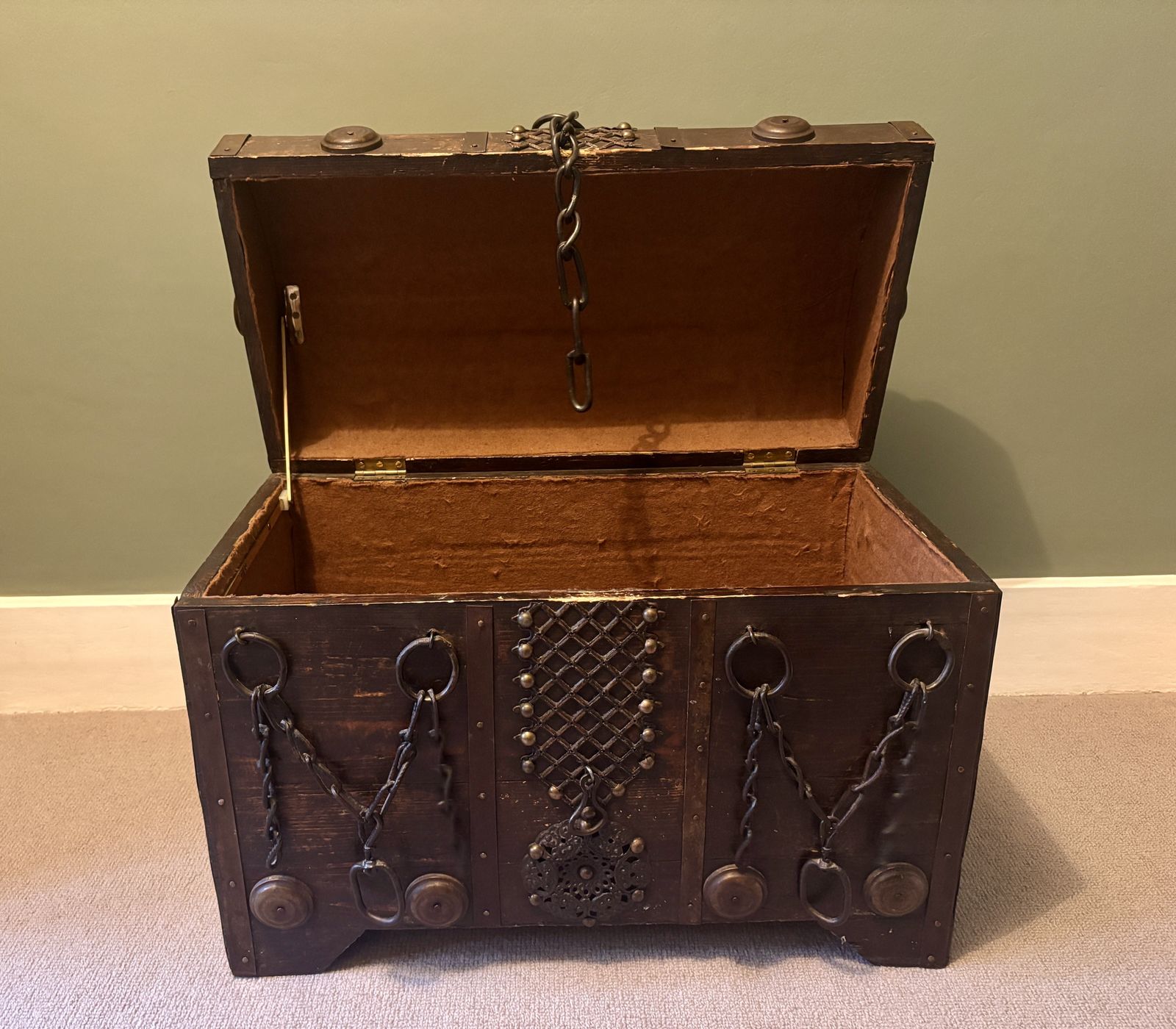 Vintages Antique Egyptian Wooden Pirates Chest Trunk photo 95.0
