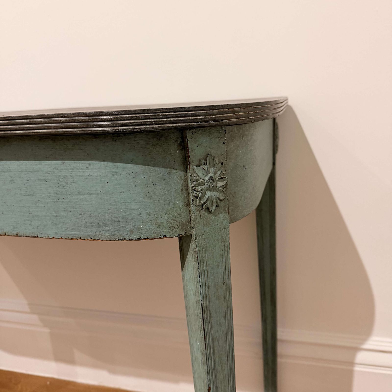 Later Painted Neoclassical Console Table With Carved Crest And Tapered Legs photo vinterior