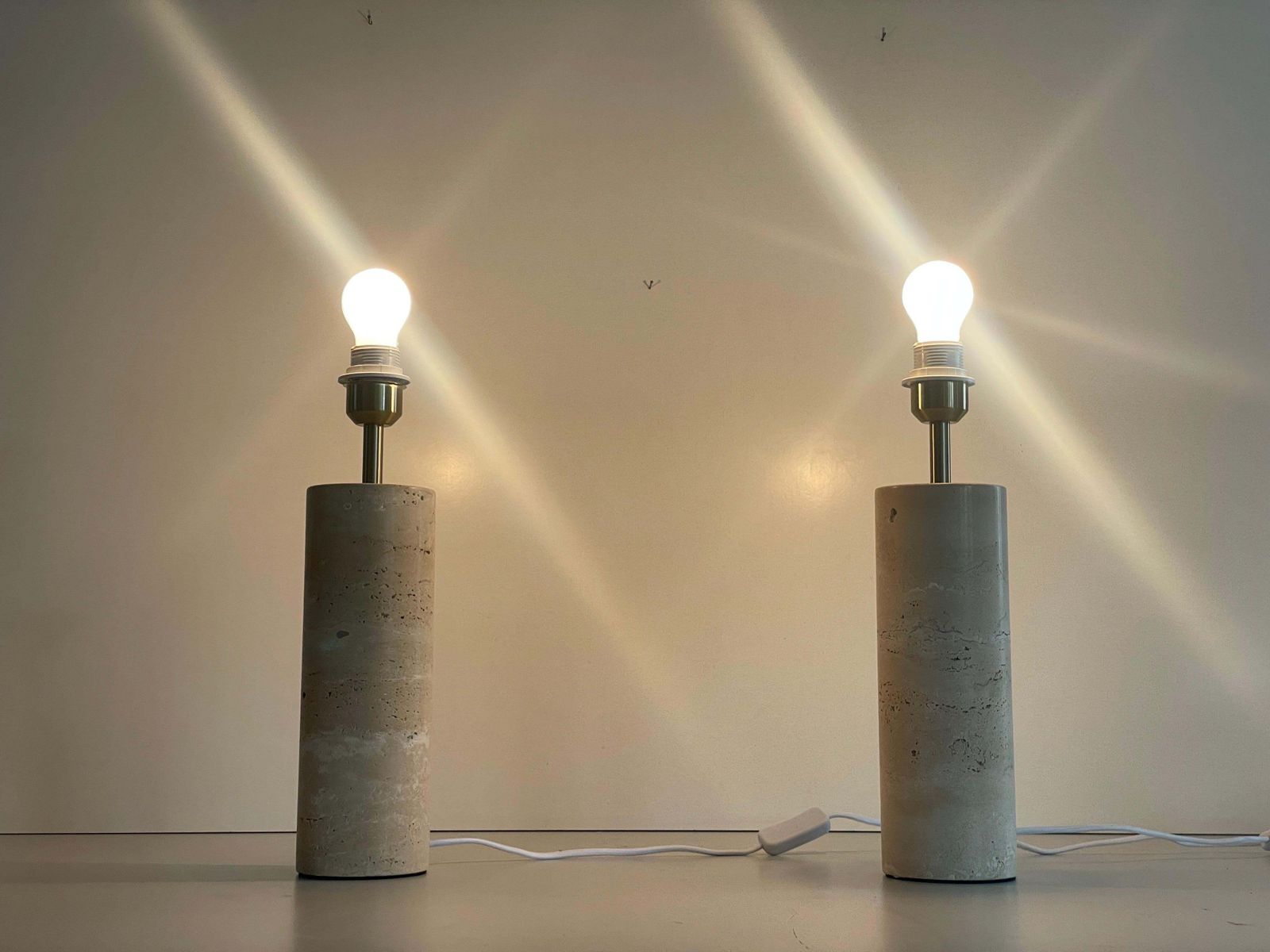 photo vintage Cylindrical Design Travertine Pair Of Table Lamps, 1980s, Italy