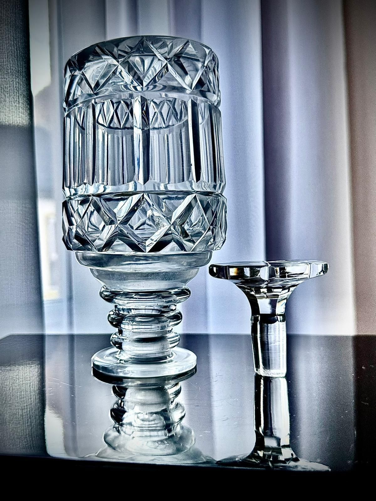 photo vintage Georgian Cut Glass Decanter, England C.1820 – Early 19th Century