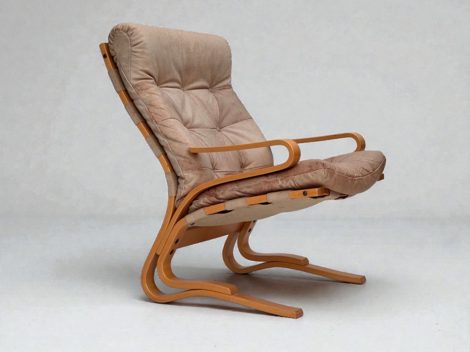 Ca. Jaren 1970, Noorse Fauteuil, Model "Kengu", Beige Meubeleer.