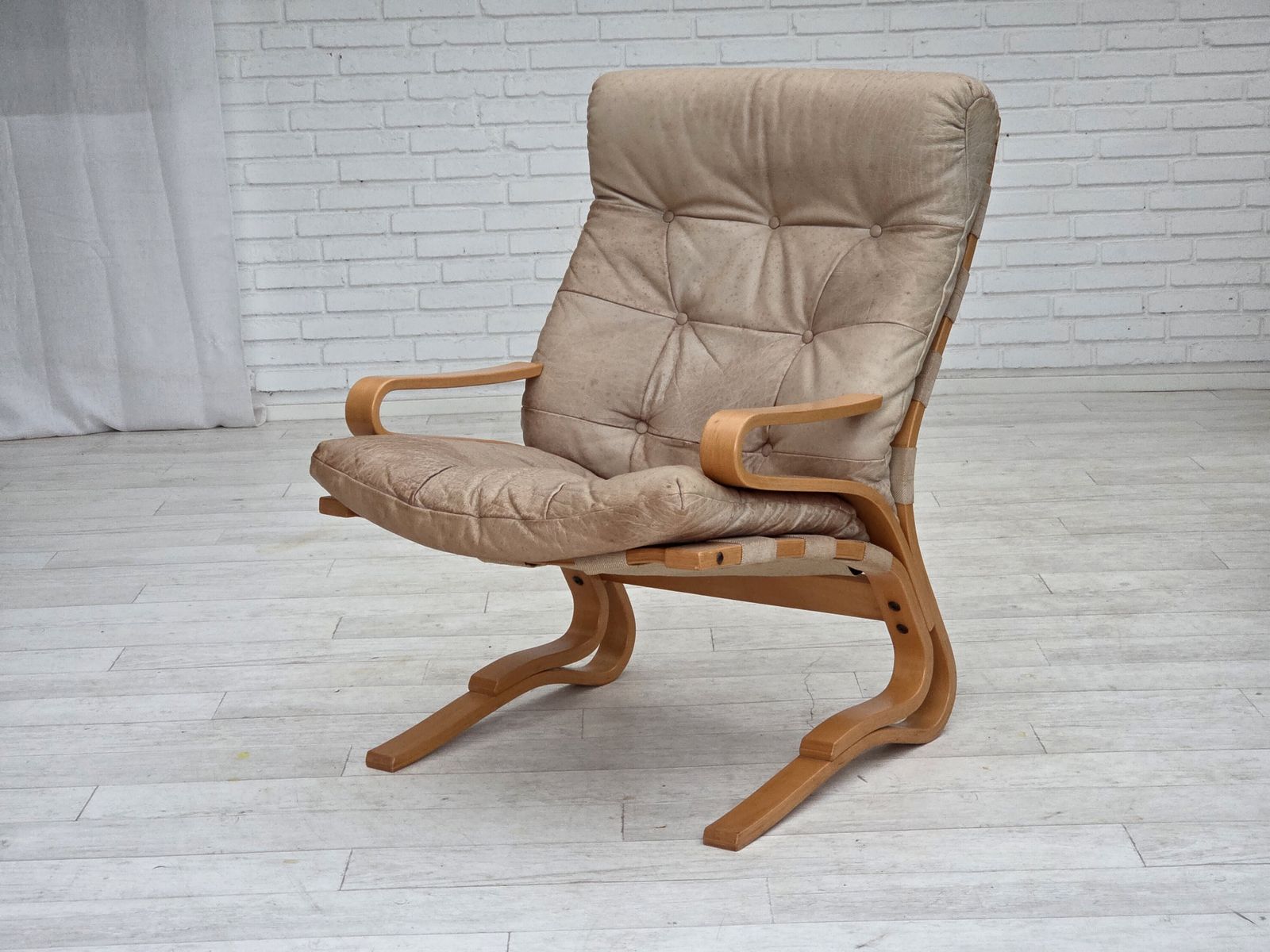 Ca. Jaren 1970, Noorse Fauteuil, Model "Kengu", Beige Meubeleer. photo for sale