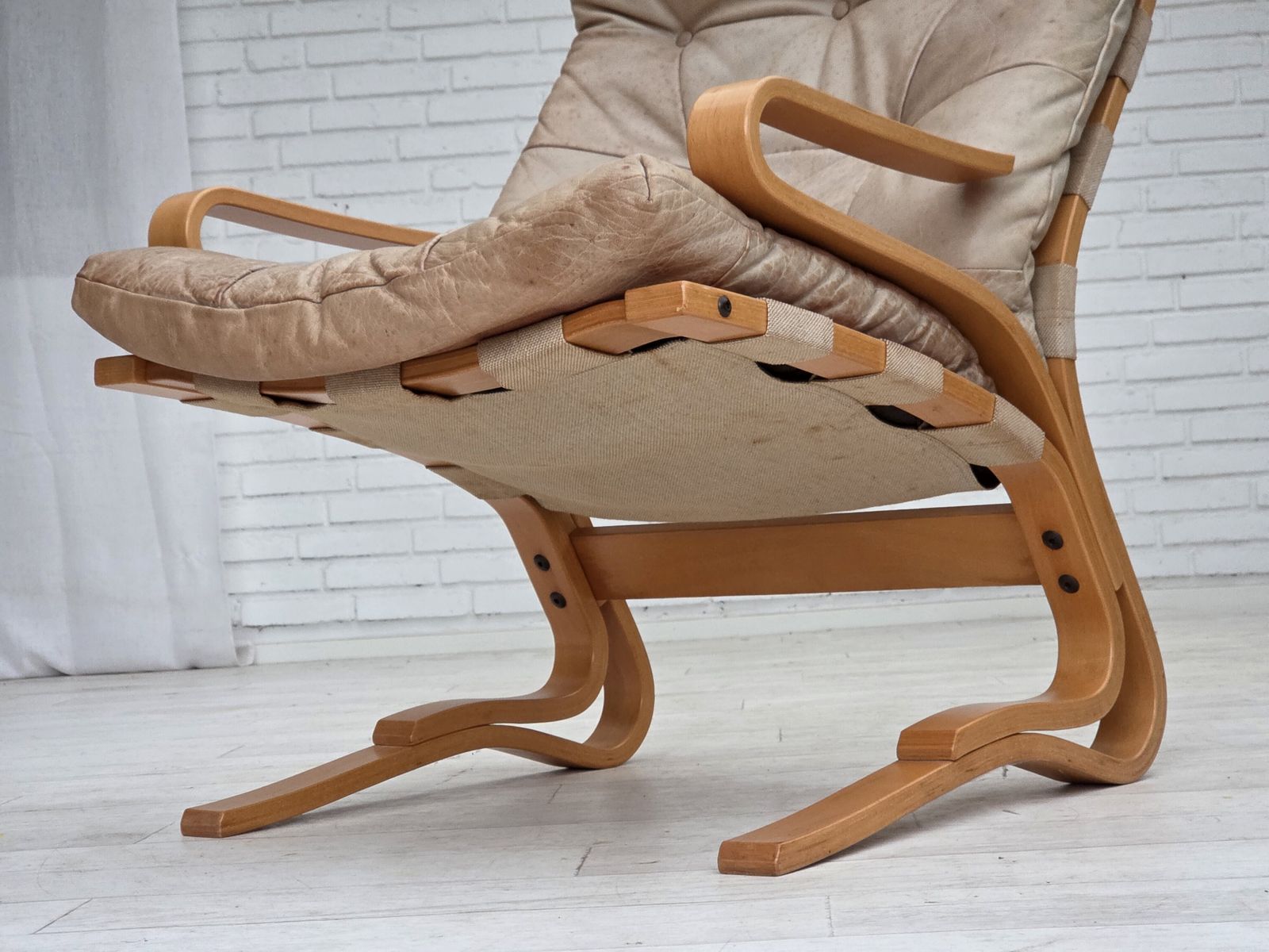 photo vinterior 1970s, Norwegian Armchair, Model "Kengu", Beige Furniture Leather.