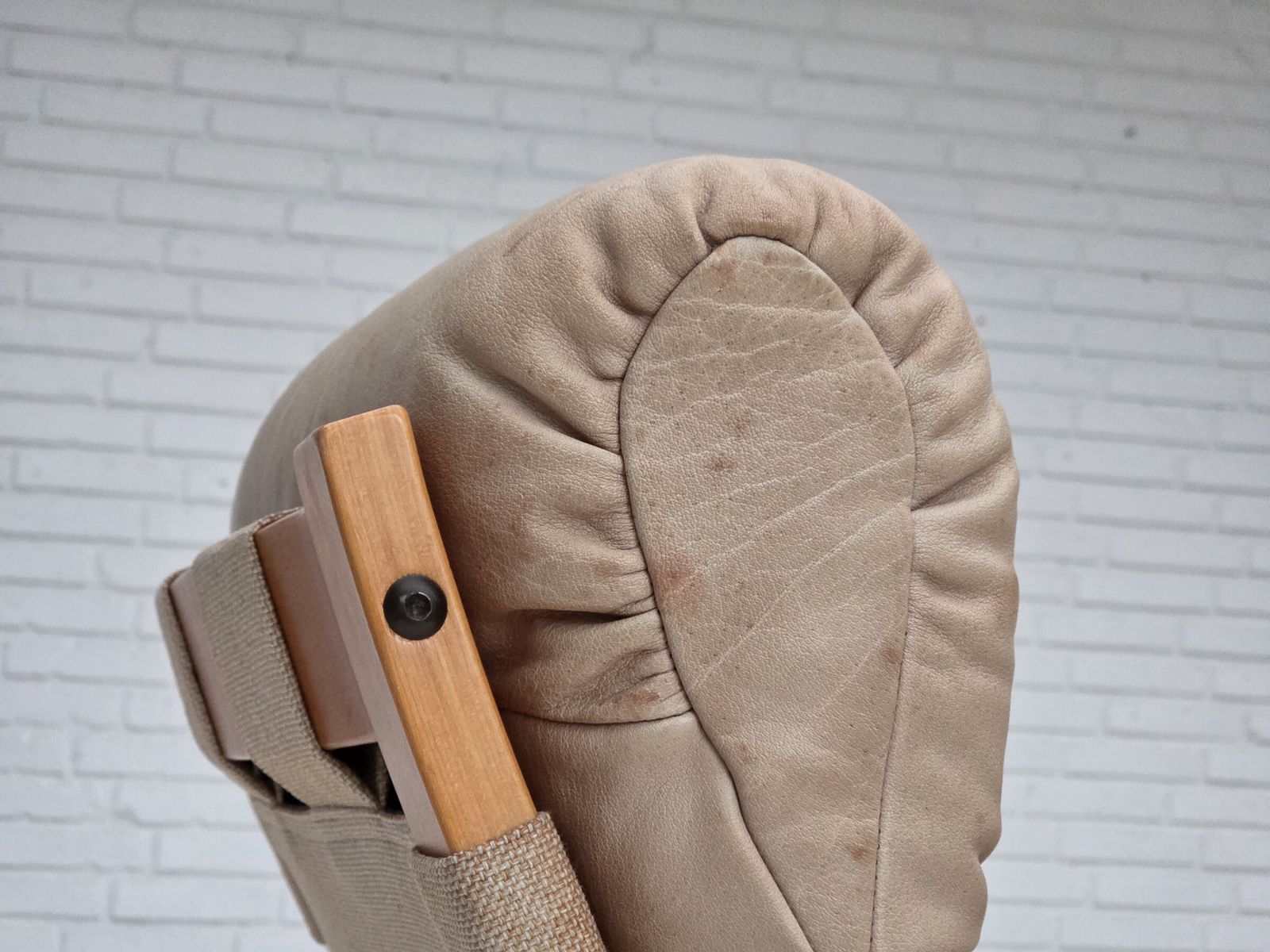 photo vintage Ca. Jaren 1970, Noorse Fauteuil, Model "Kengu", Beige Meubeleer.