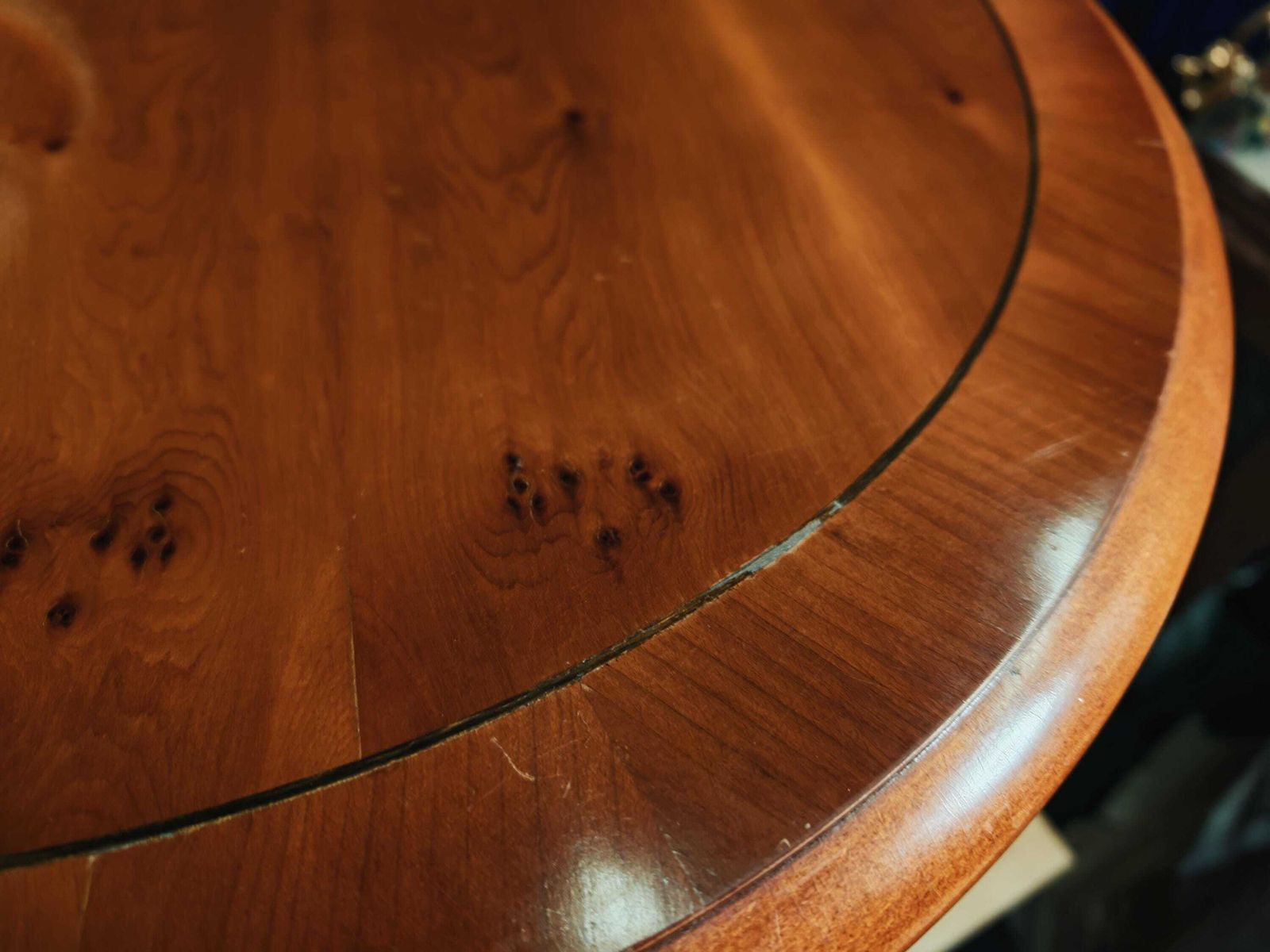 photo vintage Vintage Mahogany Veneer Circular Bradley Side Table (Likely 80s) With High Sheen   54cm Diameter   54.5cm Tall
