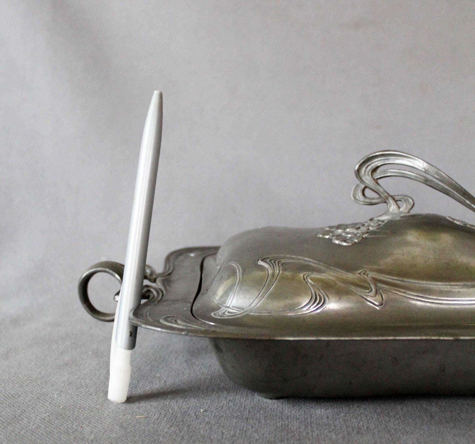 photo for sale Antiek Art Nouveau Jugendstil Groot Tinnen Terrine Met Deksel, Rijkelijk Versierd, Bloemmotieven, Arts And Crafts, Zonder Maker's Mark, Serveerschaal