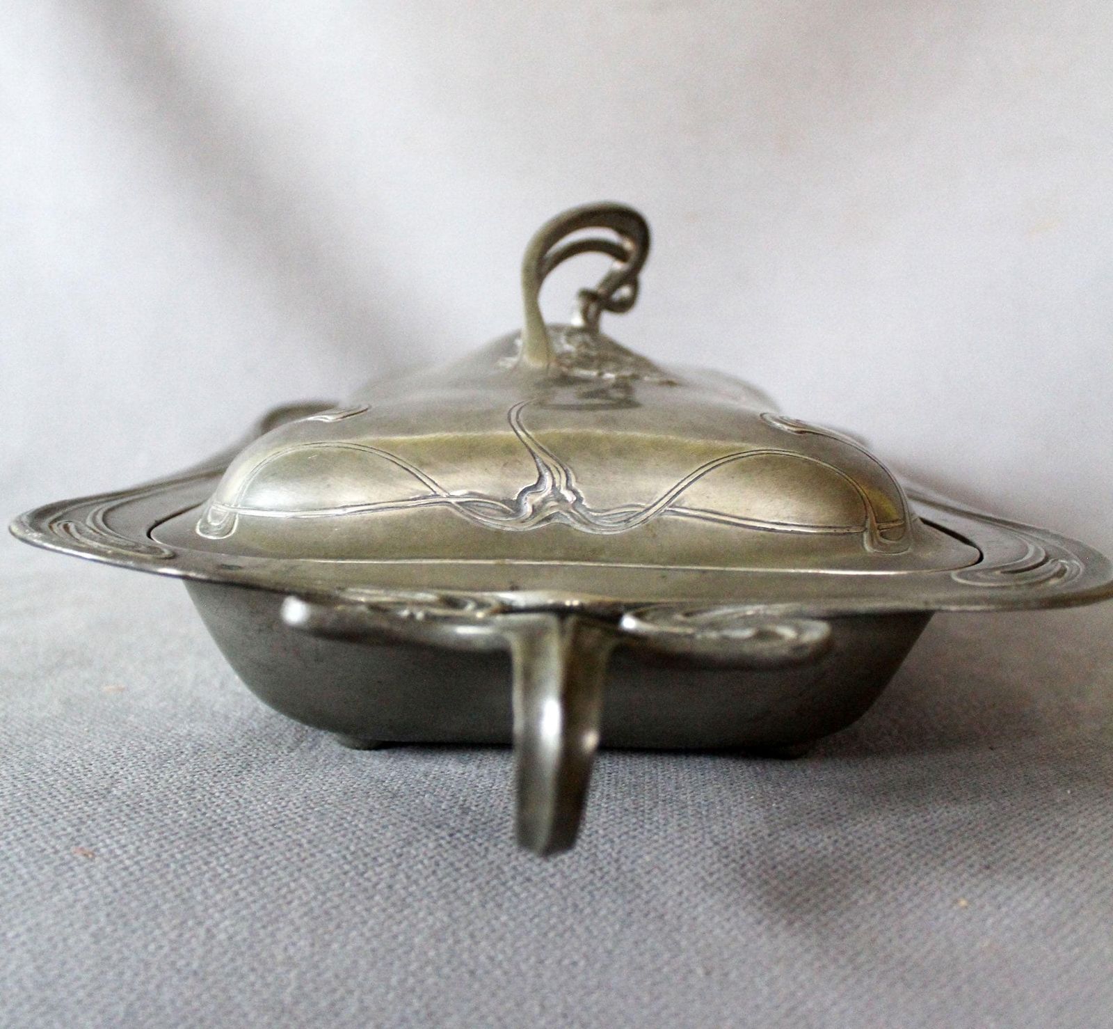 Woonaccessoires Antiek Art Nouveau Jugendstil Groot Tinnen Terrine Met Deksel, Rijkelijk Versierd, Bloemmotieven, Arts And Crafts, Zonder Maker's Mark, Serveerschaal photo
