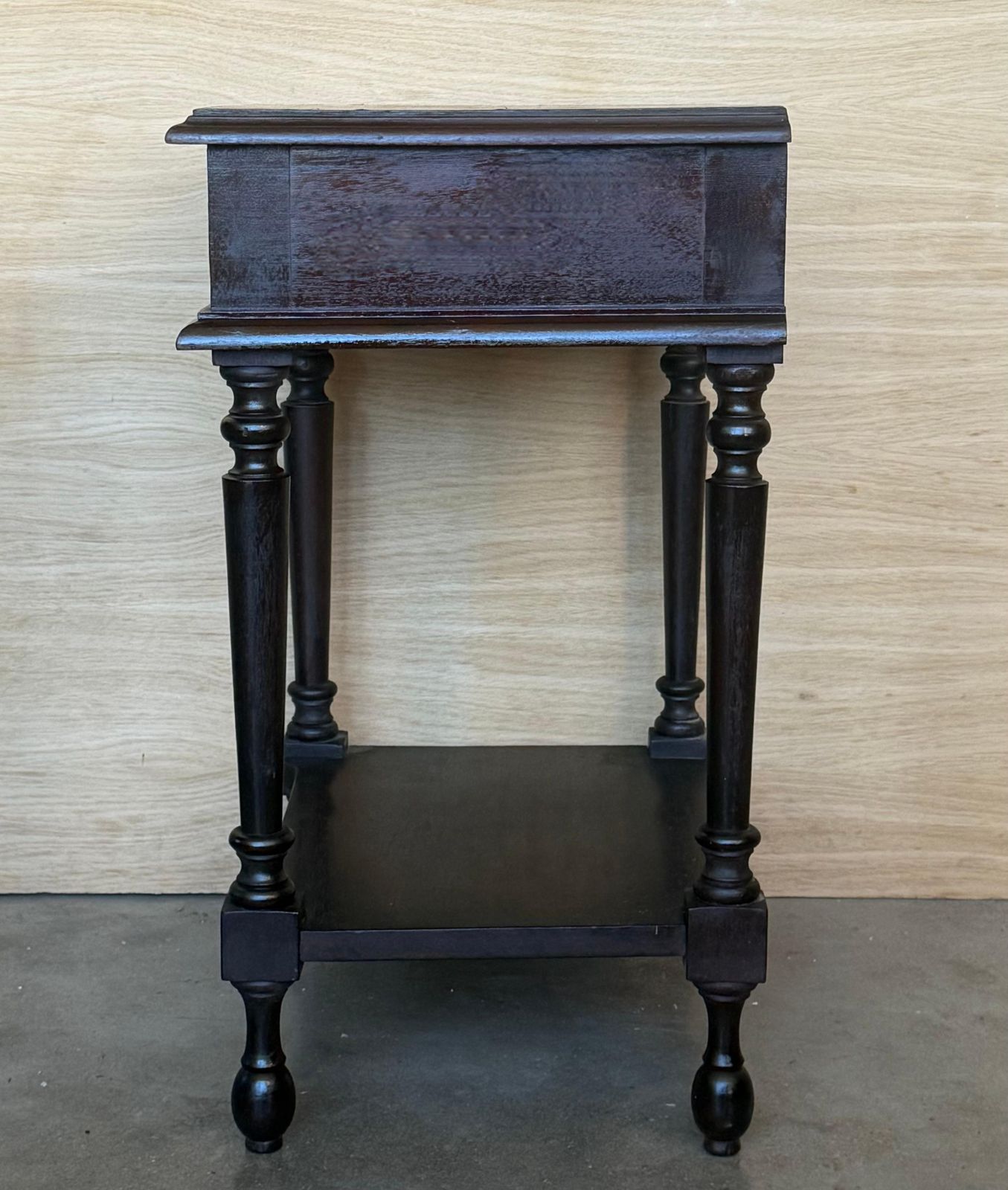 Paire de tables de chevet espagnoles, un tiroir, tablette basse et pieds cannelés photo buy