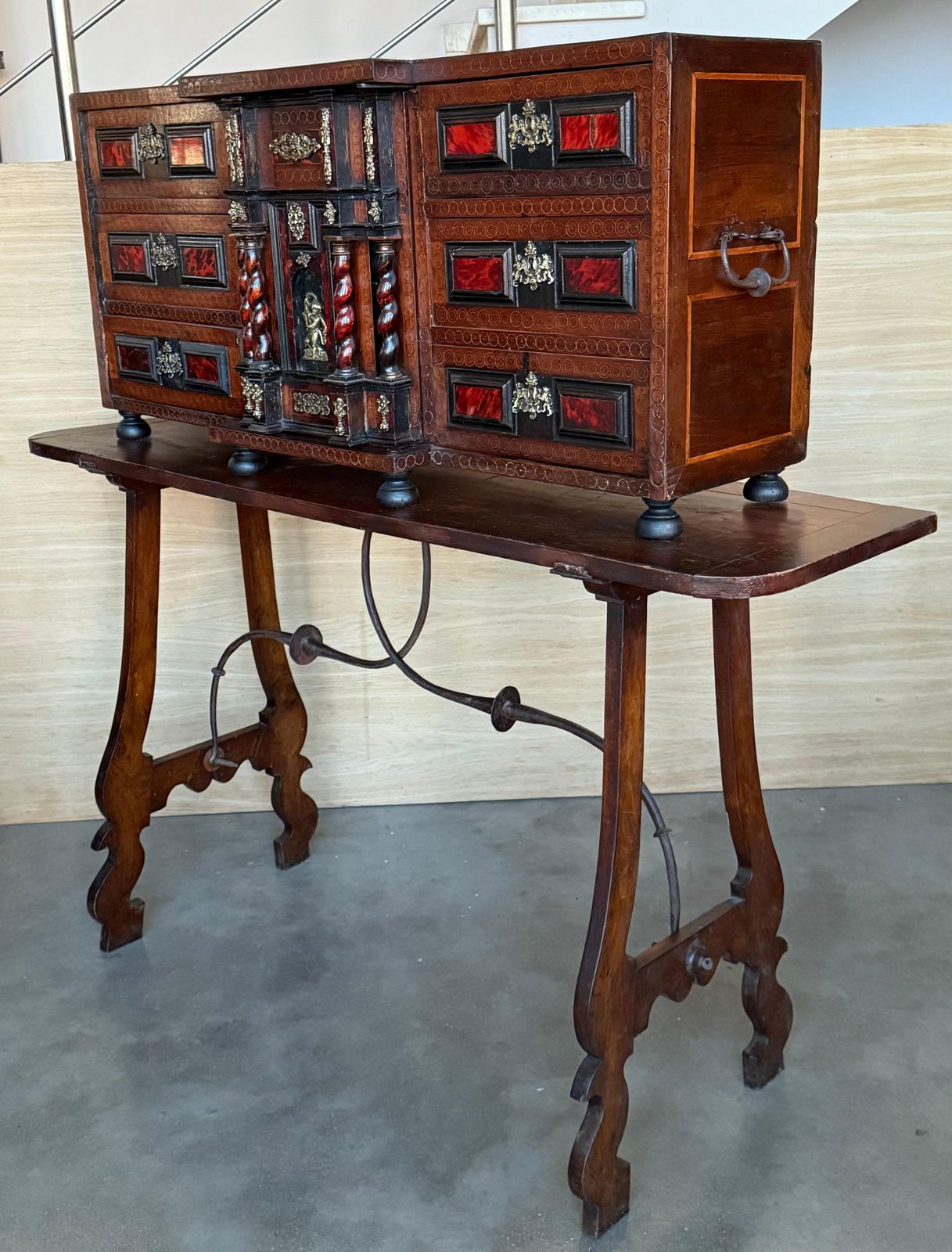 Cabinet bargueño espagnol en noyer, début du XIXe siècle, sur piétement à entretoise en fer photo furniture