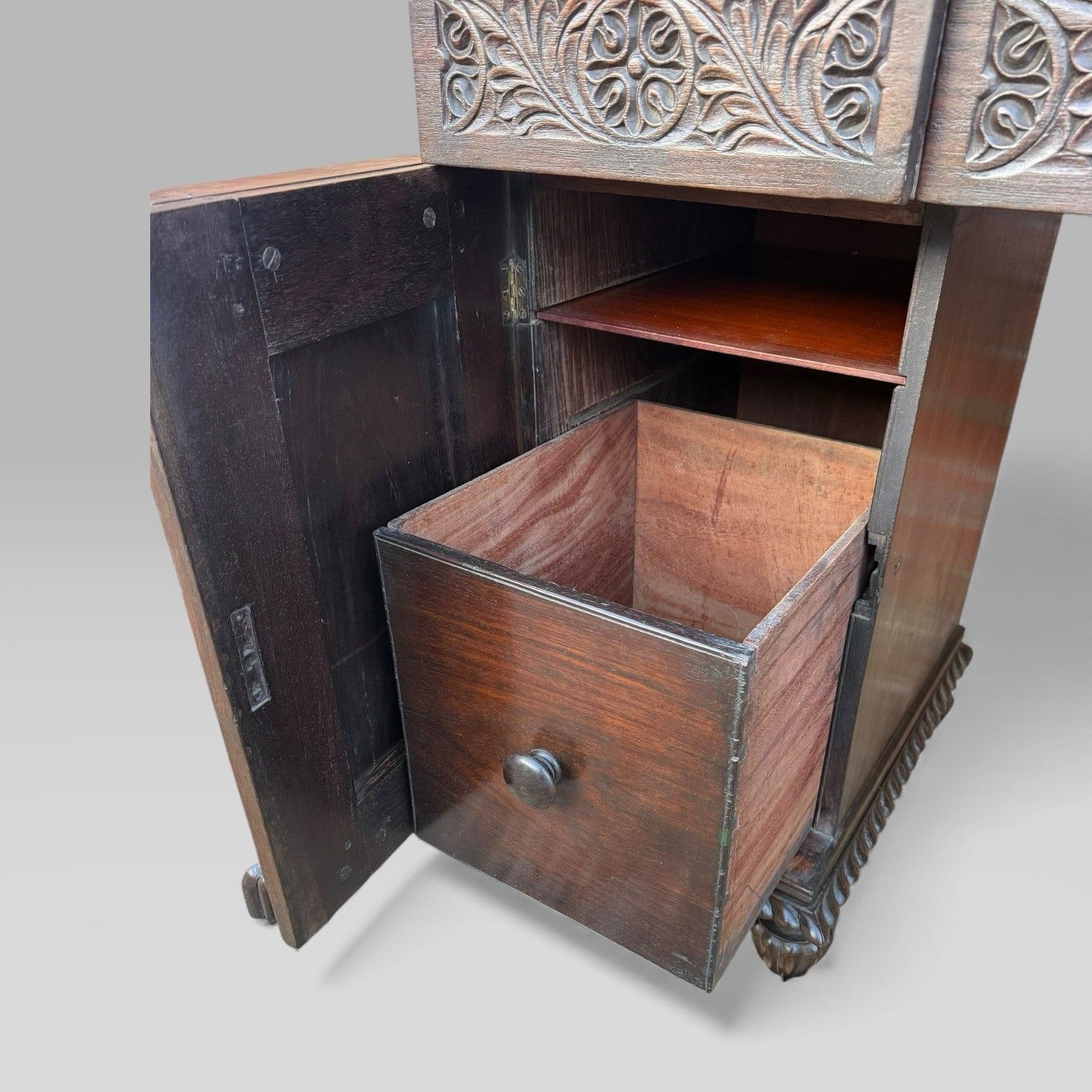 photo furniture Antique Regency/William IV Anglo Indian Padouk Carved Sideboard Or Desk