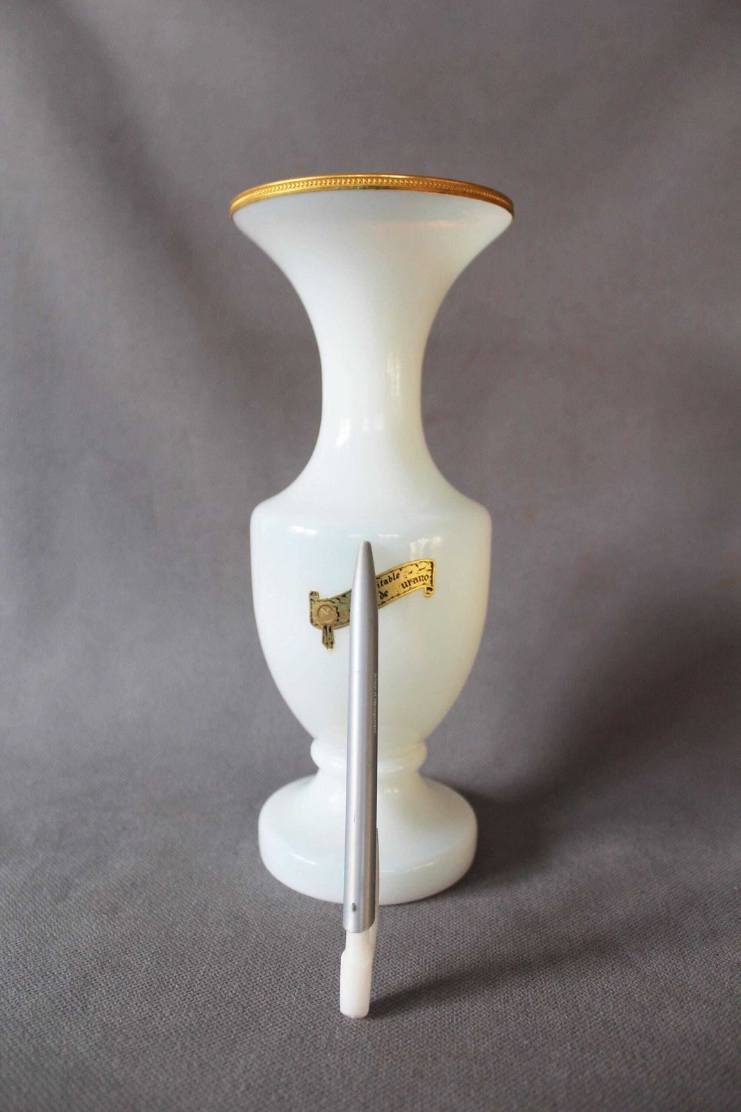 Hoge Vintage Witte Opaline Glazen Vaas, Met Ormolu Kralenrand, Label Vnc Italy Vincenzo Nason, Kunstglas Vaas Met Vergulde Metalen Rand photo furniture