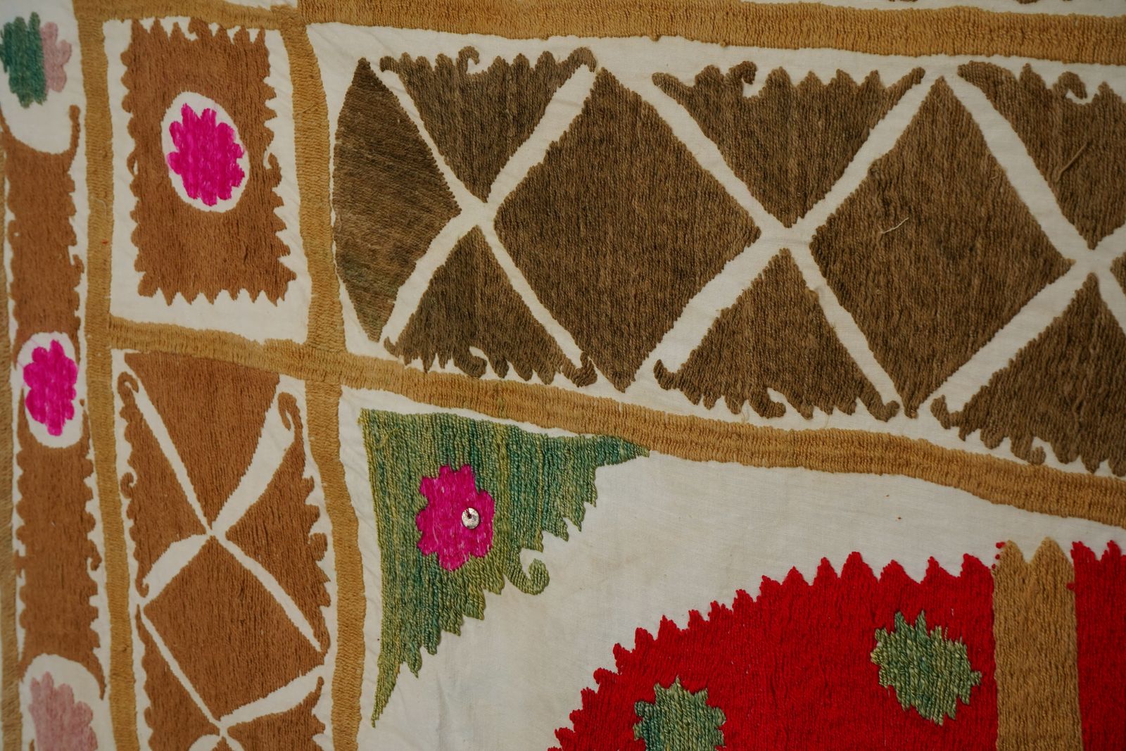Uzbek Suzani Textile, Red Brown Green Handmade Embroidered Fabric 4'1'' X 4'4'' photo vinterior
