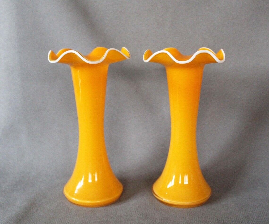 Set Van Twee Tangerine Tango Glass Vazen – Trompetvaas Met Geribbelde Kraag / Tulpvaas, Helder Glas Aan De Buitenkant, Oranje Glas Aan De Binnenkant, Scandinavische Of Boheemse Kunststijl, Feloranje photo furniture