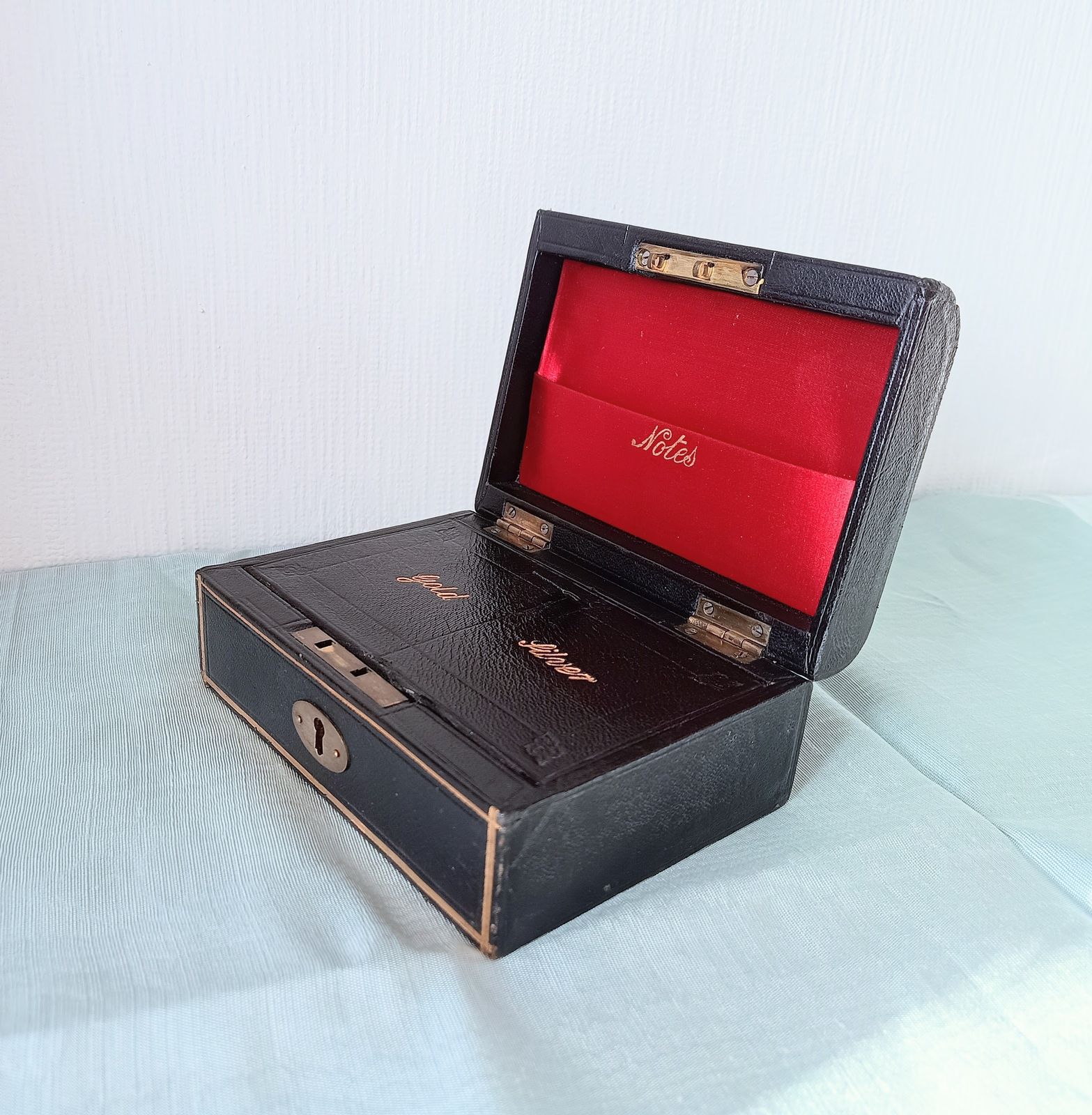 photo vinterior Victorian Gold And Silver Bullion Or Coins Cash Chest Or Jewellery Box, Embossed Gold Letters