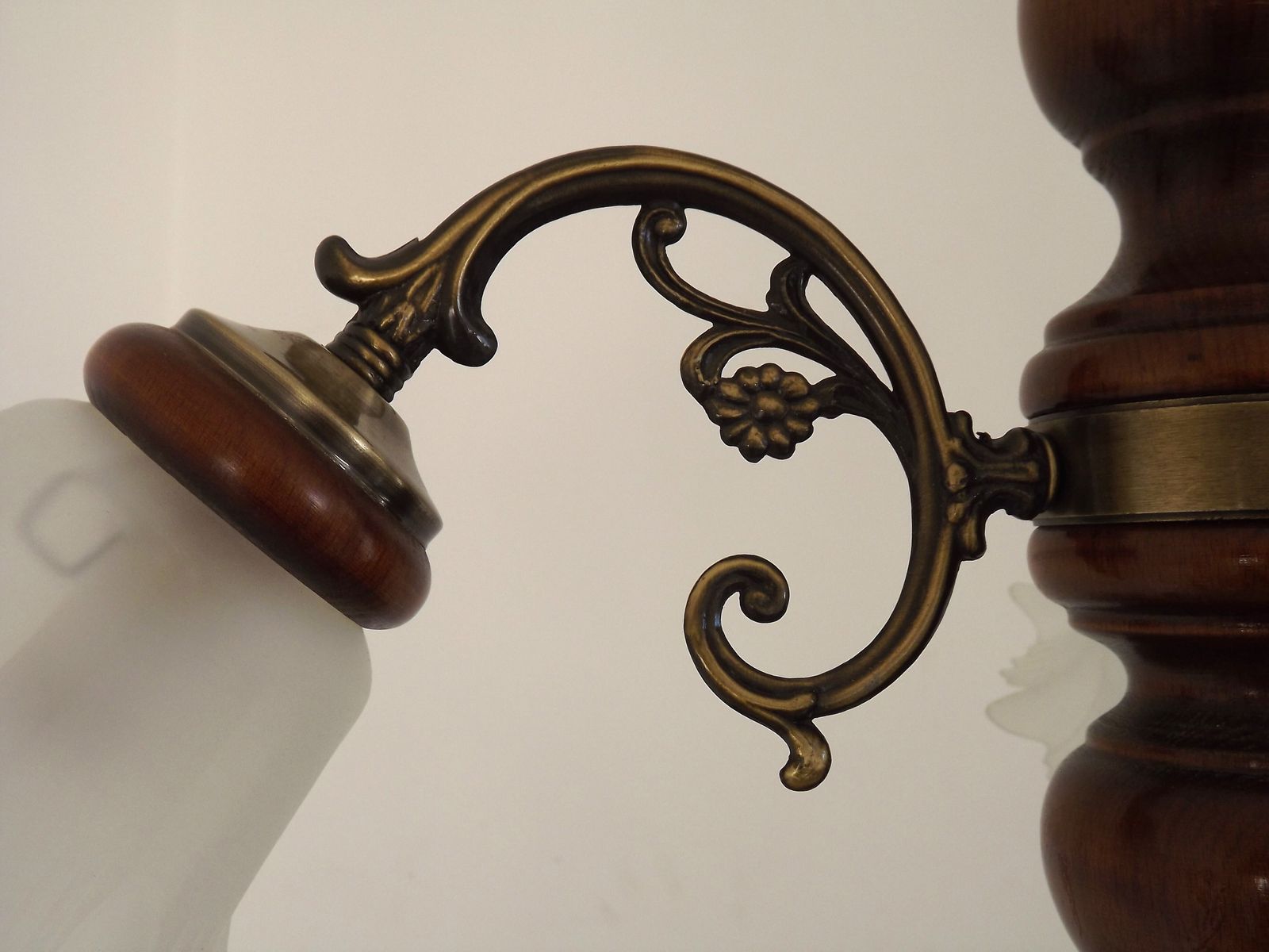 Lustre français à 3 lumières en bois et métal effet bronze, abat-jour en verre opaque photo vinterior
