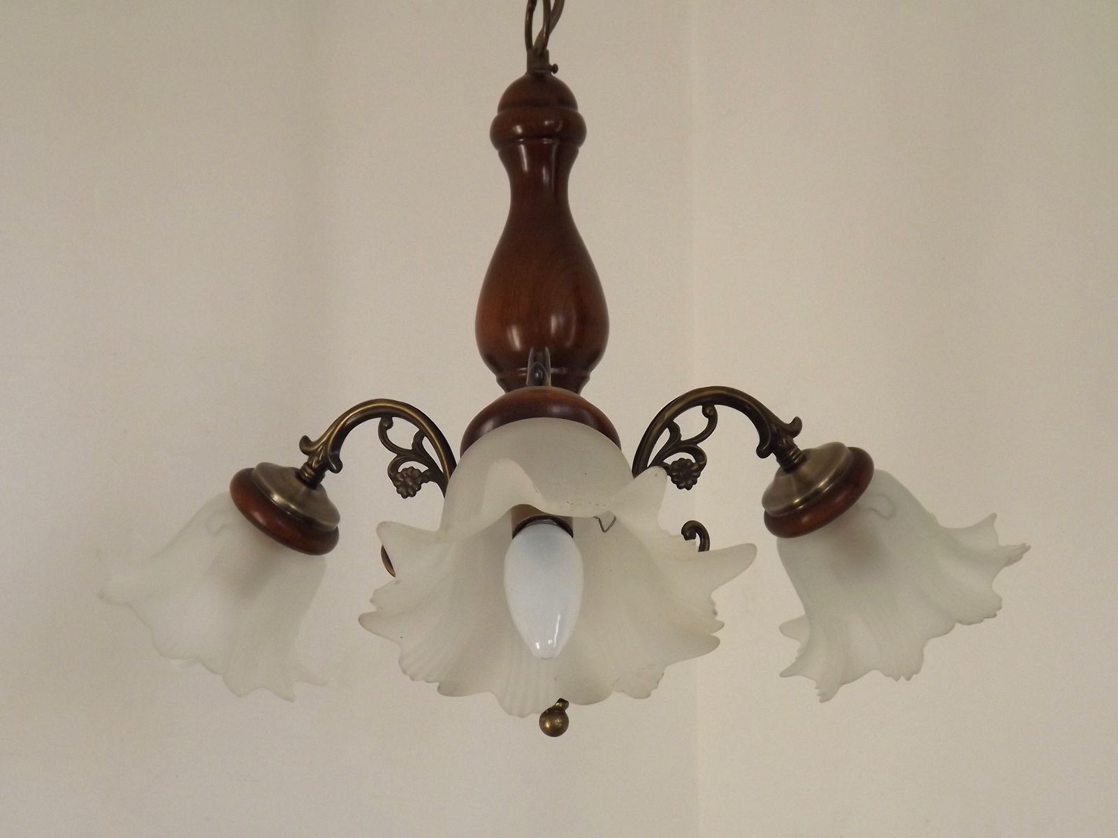 photo buy Lustre français à 3 lumières en bois et métal effet bronze, abat-jour en verre opaque