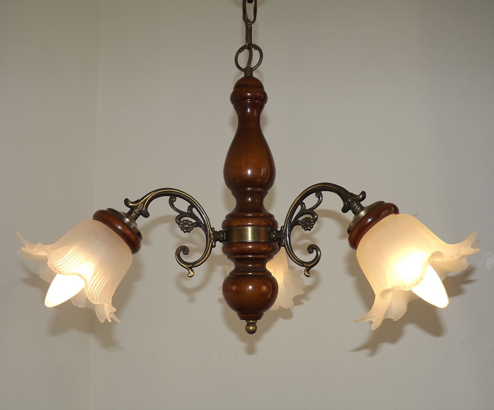 photo vintage Lustre français à 3 lumières en bois et métal effet bronze, abat-jour en verre opaque