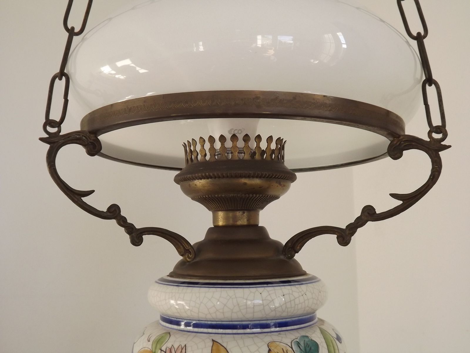 photo vintage Plafonnier lanterne Mid-Century français, abat-jour en verre opaque blanc, finial floral