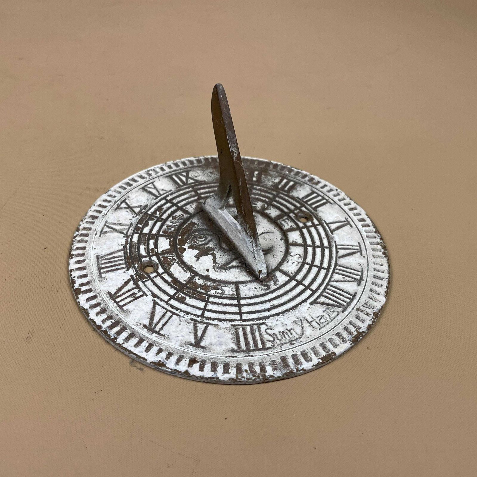 Antique Brass Gold Sun Dial Garden Metal Heavy Vintage Garden Decor Round Circular 14.5cm Weather Sundials Engraved Outdoor Sun Face White photo furniture