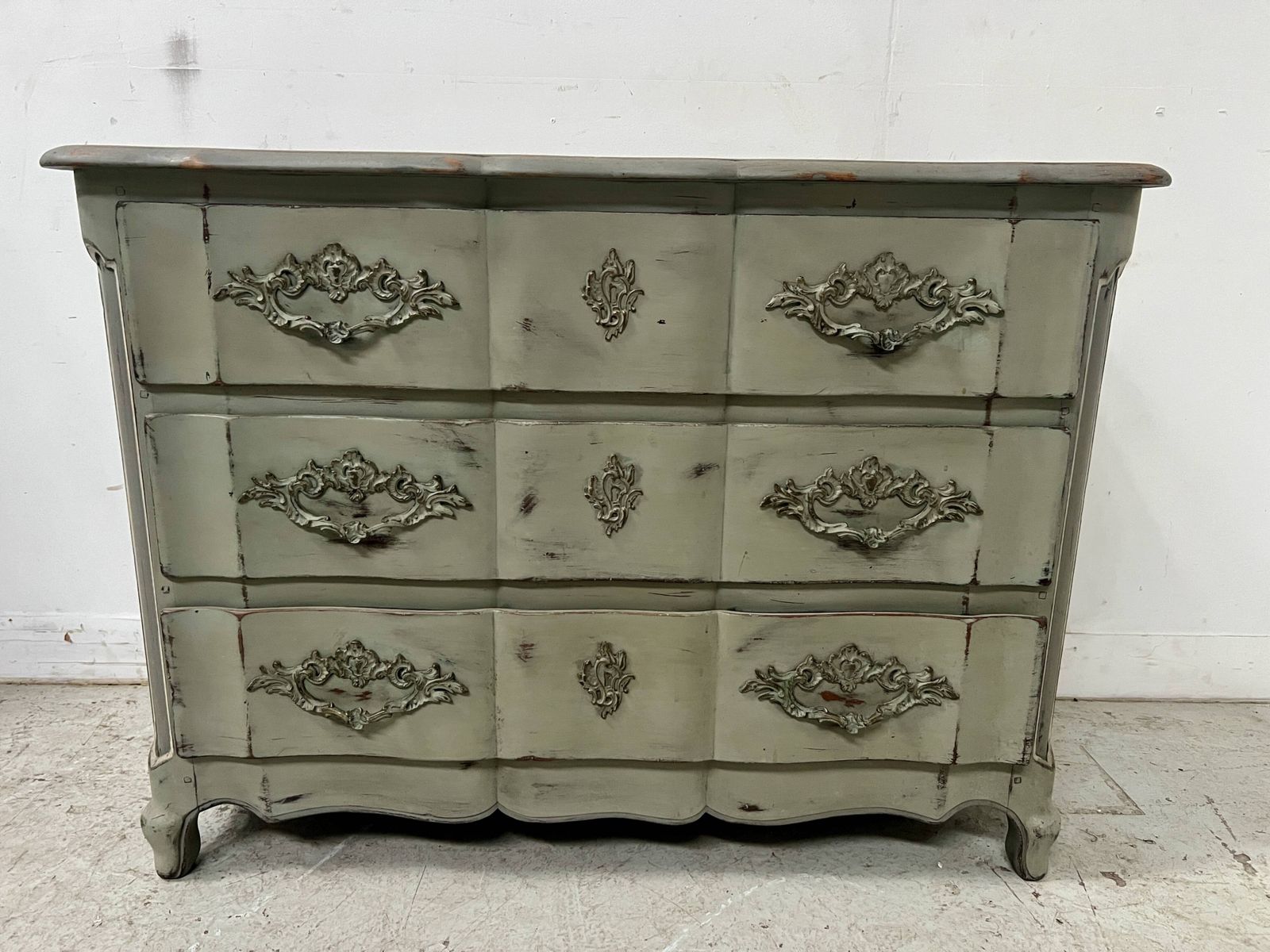 photo vintage Louis XV Style Serpentine Commode In Patinated Oak, 20th Century