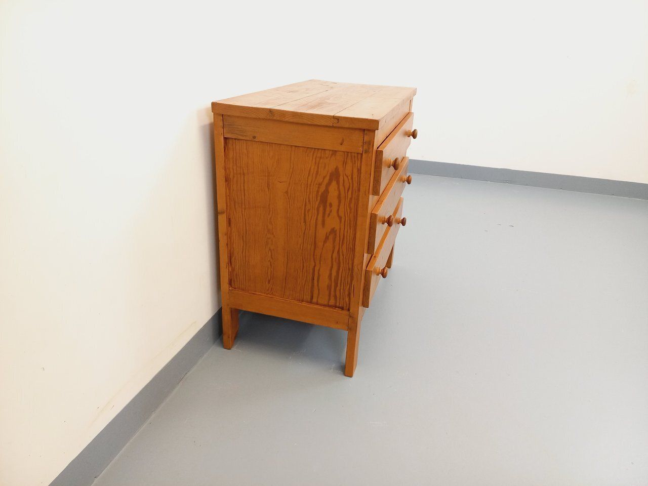 photo furniture Rustic Chest Of Drawers With 3 Pine Drawers