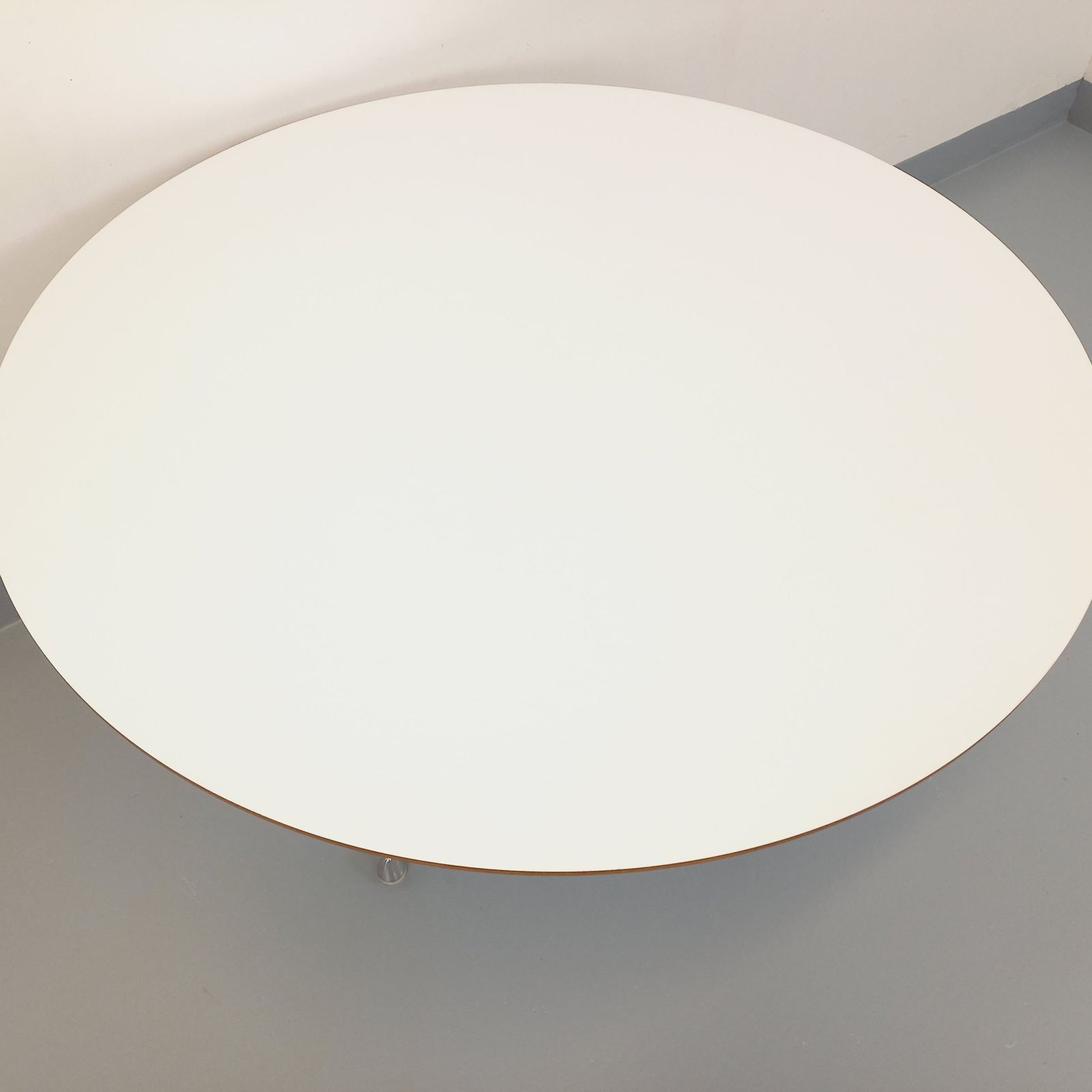 photo furniture Eames Round Table For Vitra In White Melamine, Wood And Metal