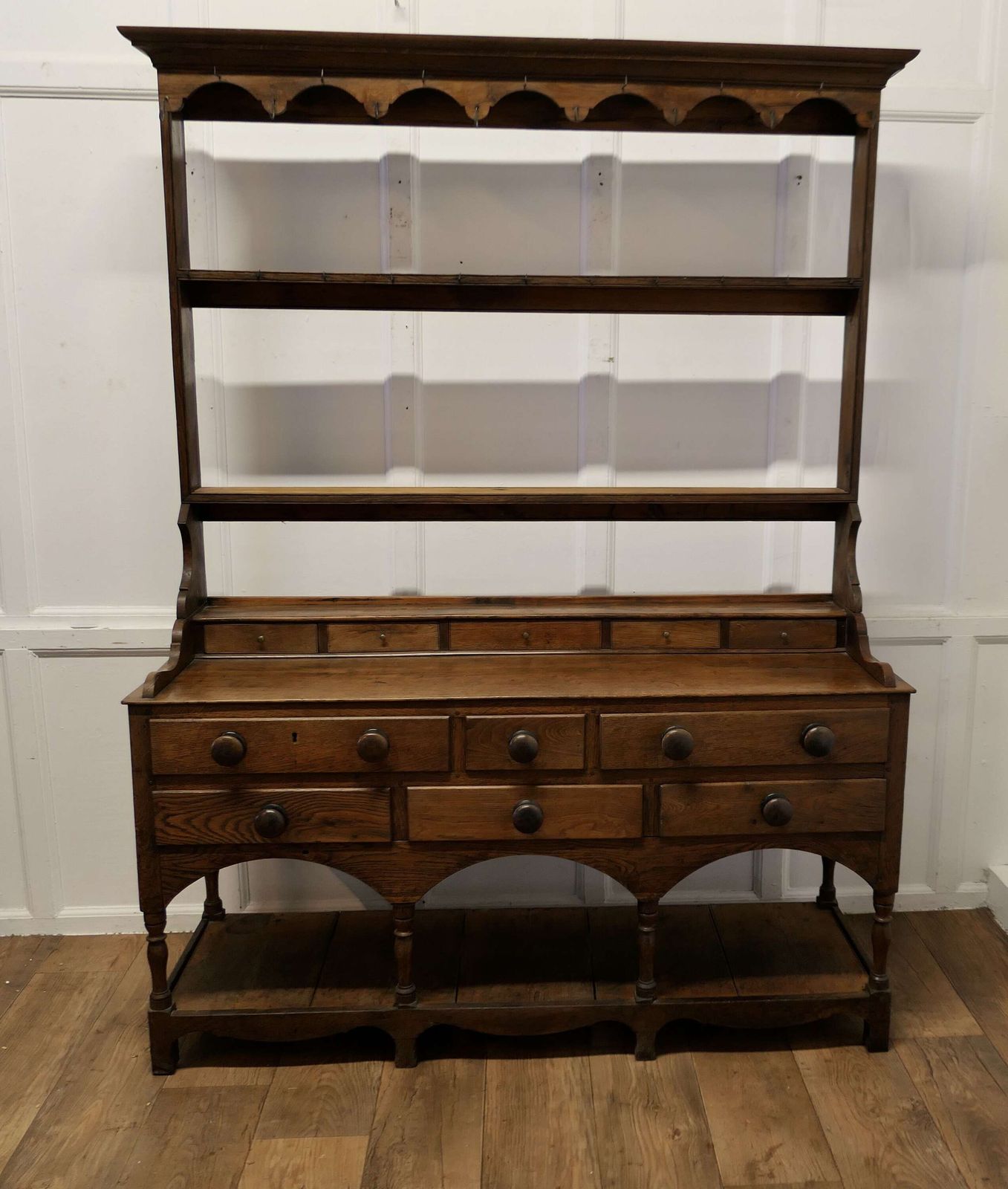 Georgian Country Oak Cottage Dresser The Dresser Has A Shelved Top With 2 Shelves Thes