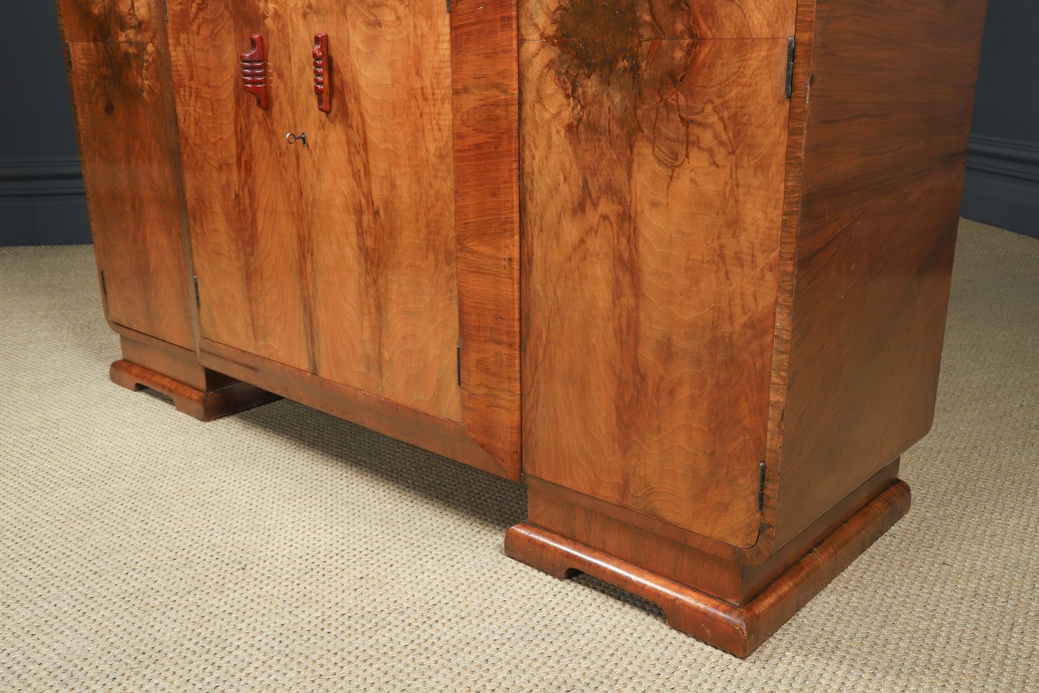 photo vinterior English Art Deco Epstein Electric Figured Walnut Cocktail & Drinks Cabinet (Circa 1930)