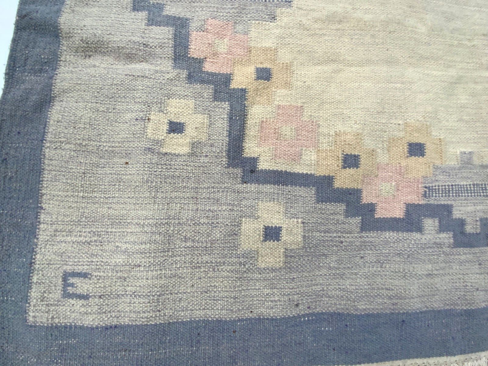 Mid Century Swedish Kilim Röllakan Rug In Pale Grey, Signed By “E” 1960s photo vinterior