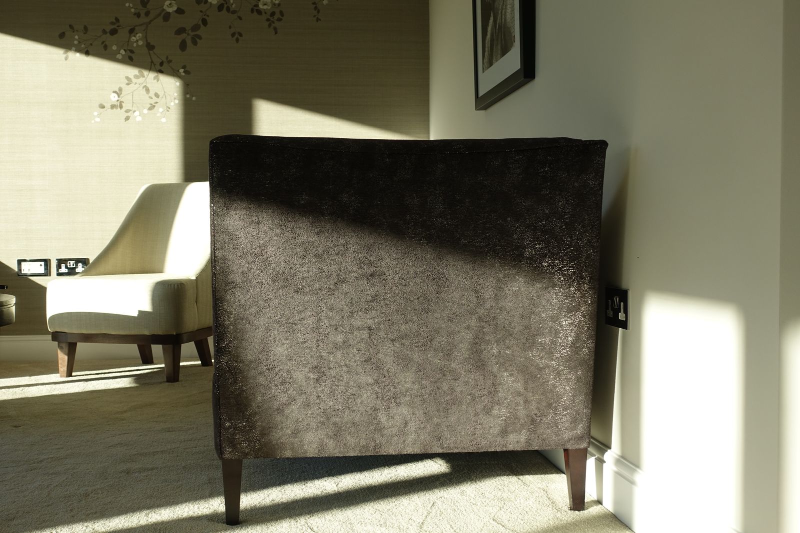 Elegant Upholstered Chaise Lounge / Daybed – Contemporary Classic, Excellent Condition photo 990.0