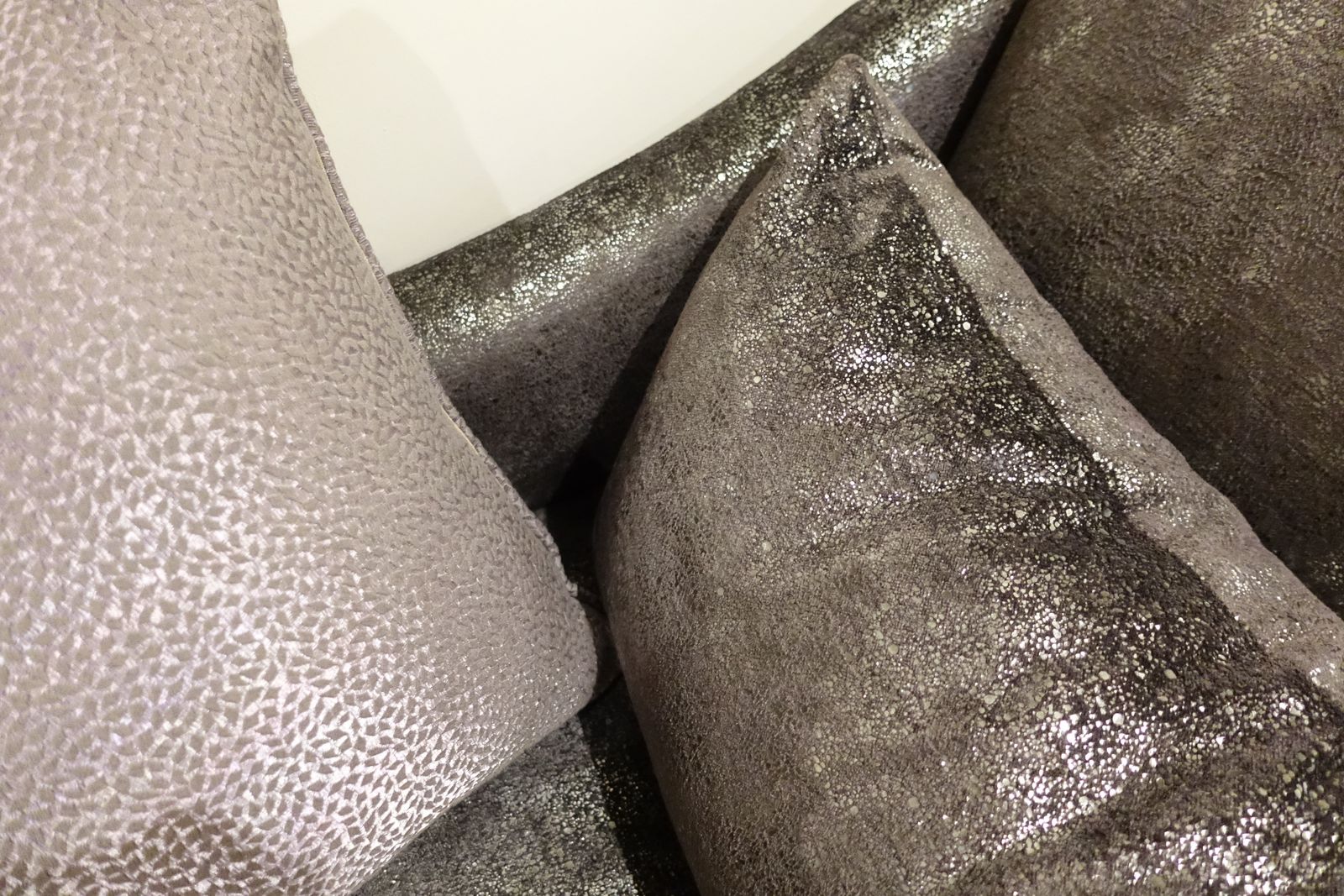 photo furniture Elegant Upholstered Chaise Lounge / Daybed – Contemporary Classic, Excellent Condition