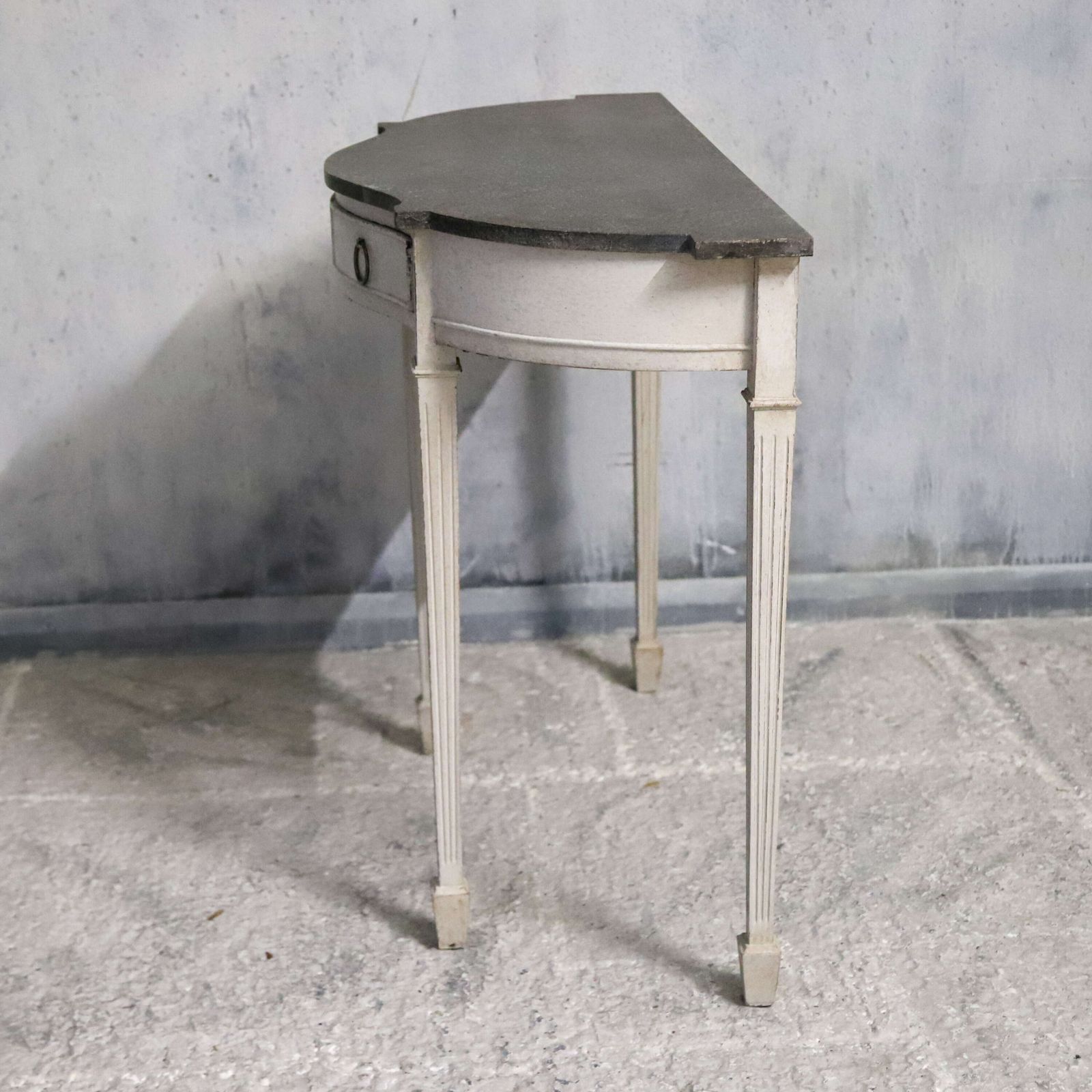 photo furniture Decorative Serpentine Fronted Console Table In Antique White With Faux Slate Top