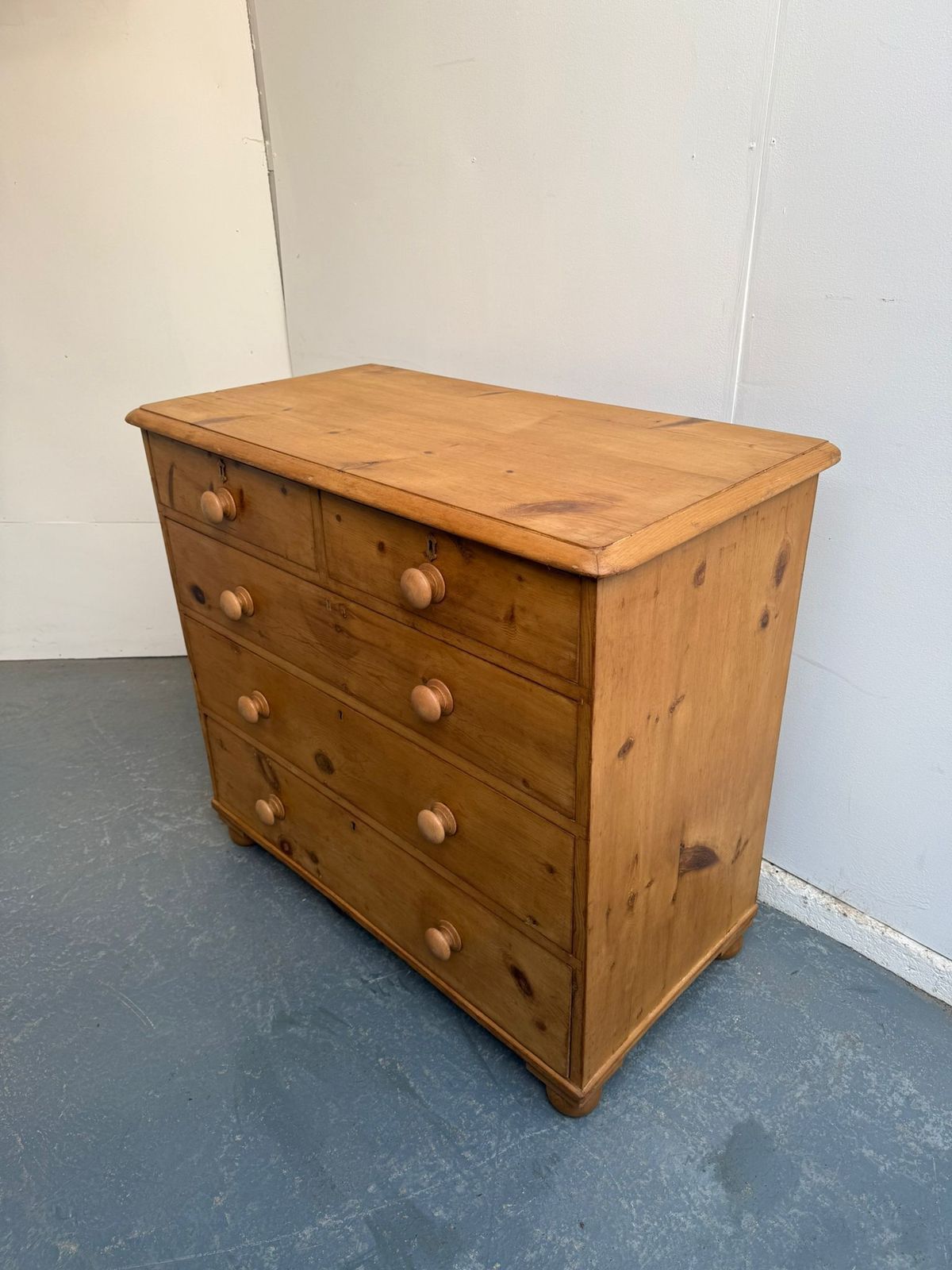 A Superb Low Pine Victorian Waxed 5 Drawer Chest Of Drawers