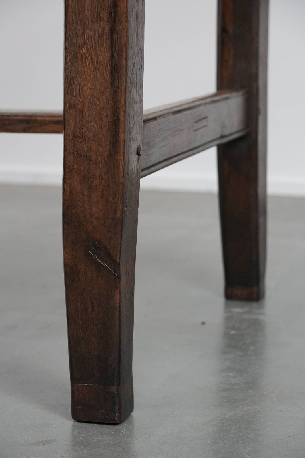 photo vinterior Unique Antique Rural English Oak Dining Table From The Early 18th Century For 4 To 6 People With Beautiful Details And A Beautiful Patina