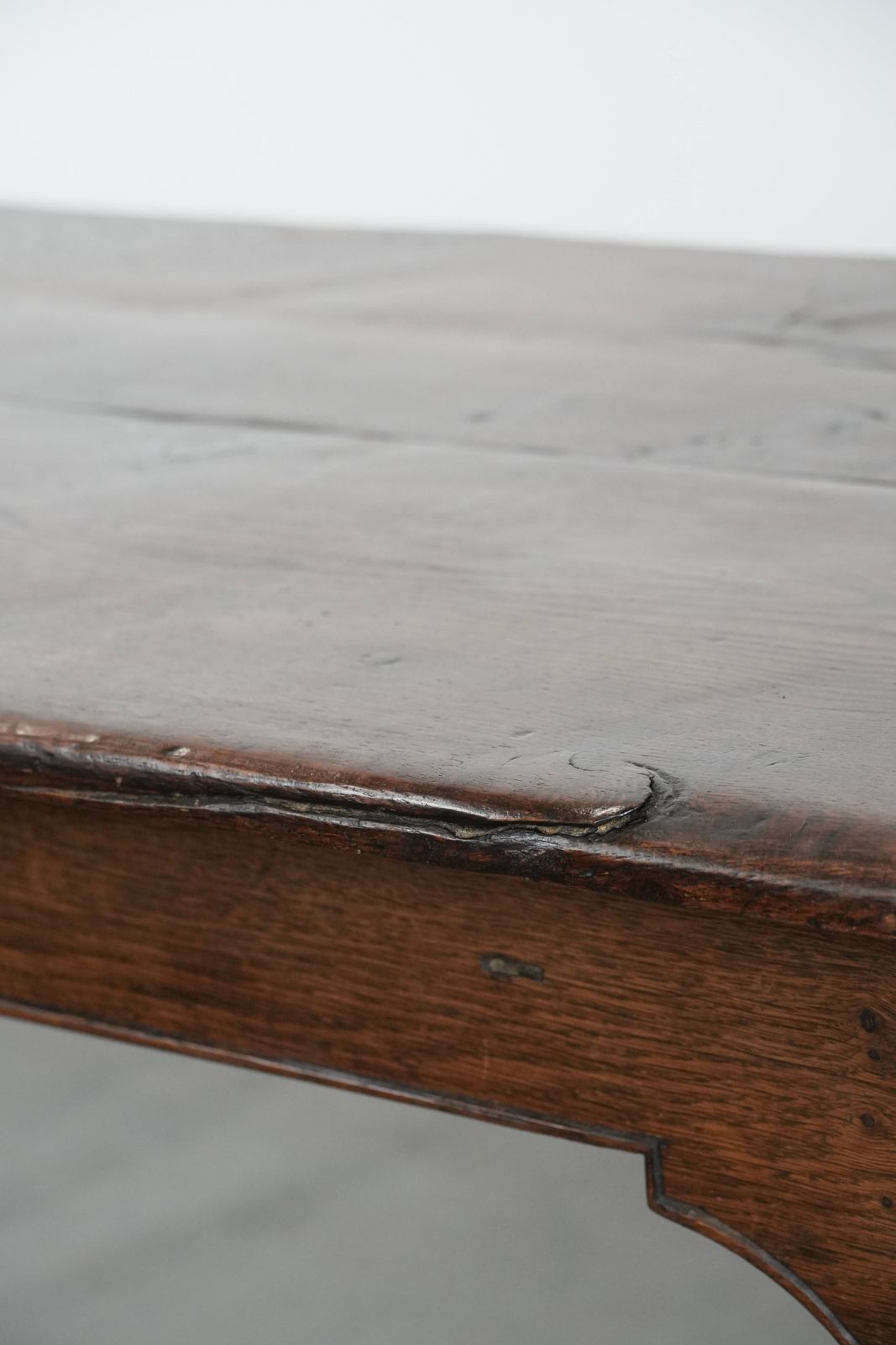 photo buy Unique Antique Rural English Oak Dining Table From The Early 18th Century For 4 To 6 People With Beautiful Details And A Beautiful Patina