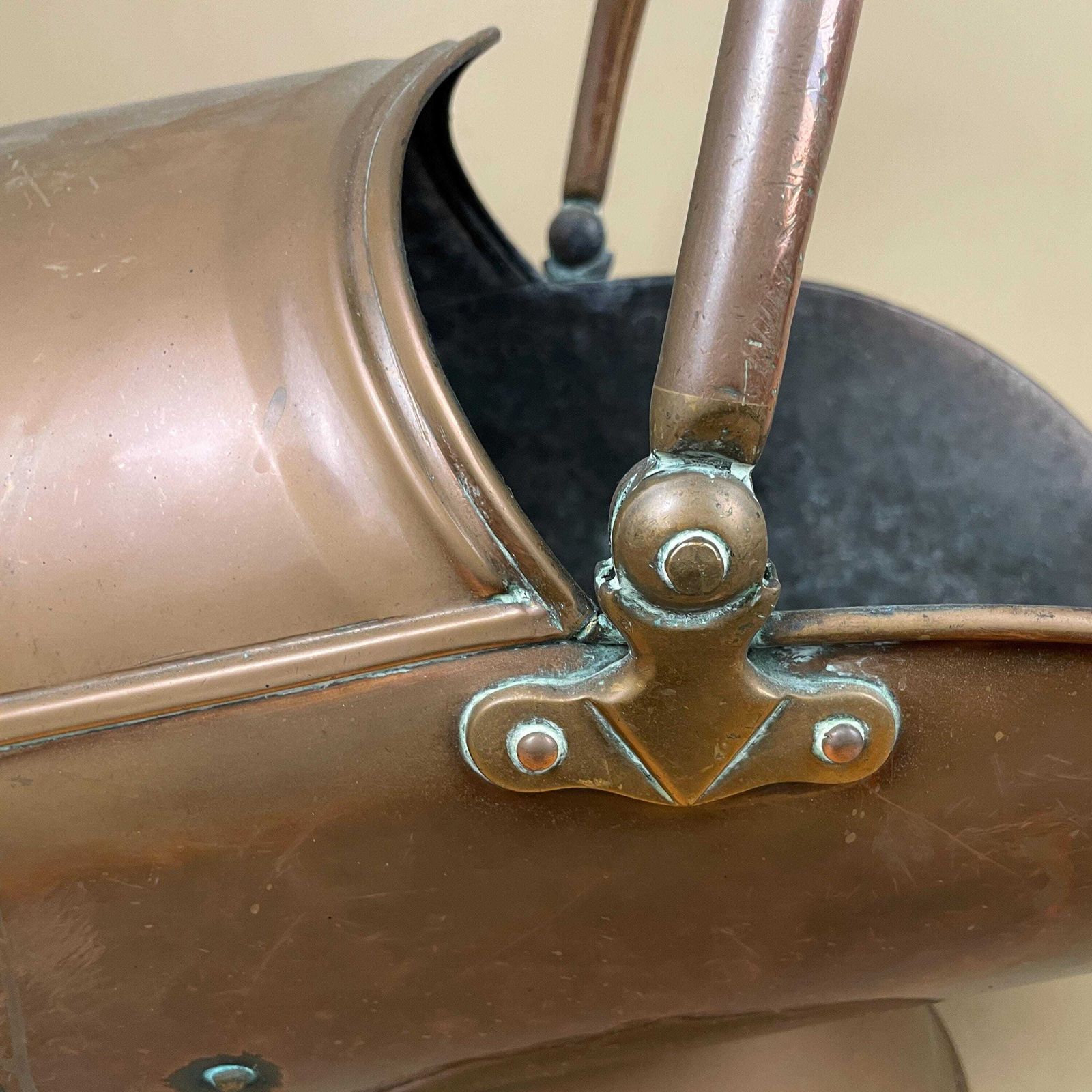 Victorian Metal Copper Coal Bucket Handle Fireside Fire Side Scuttle Helmet Farmhouse Cottage Vintage Fireplace Antique Mid Century English photo vinterior