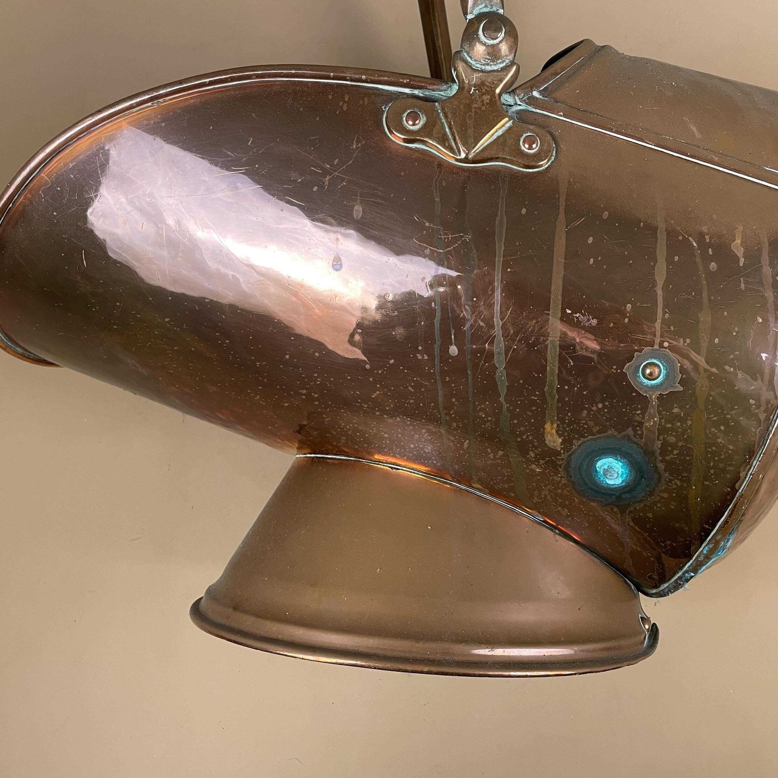 photo vinterior Victorian Metal Copper Coal Bucket Handle Fireside Fire Side Scuttle Helmet Farmhouse Cottage Vintage Fireplace Antique Mid Century English