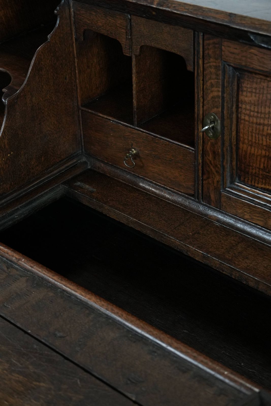 Meubels Grote Antieke 18e Eeuwse Engelse Eiken Ladekast/Bureau/Ladekast Met Geheime Vakken En Getrapt Interieur photo