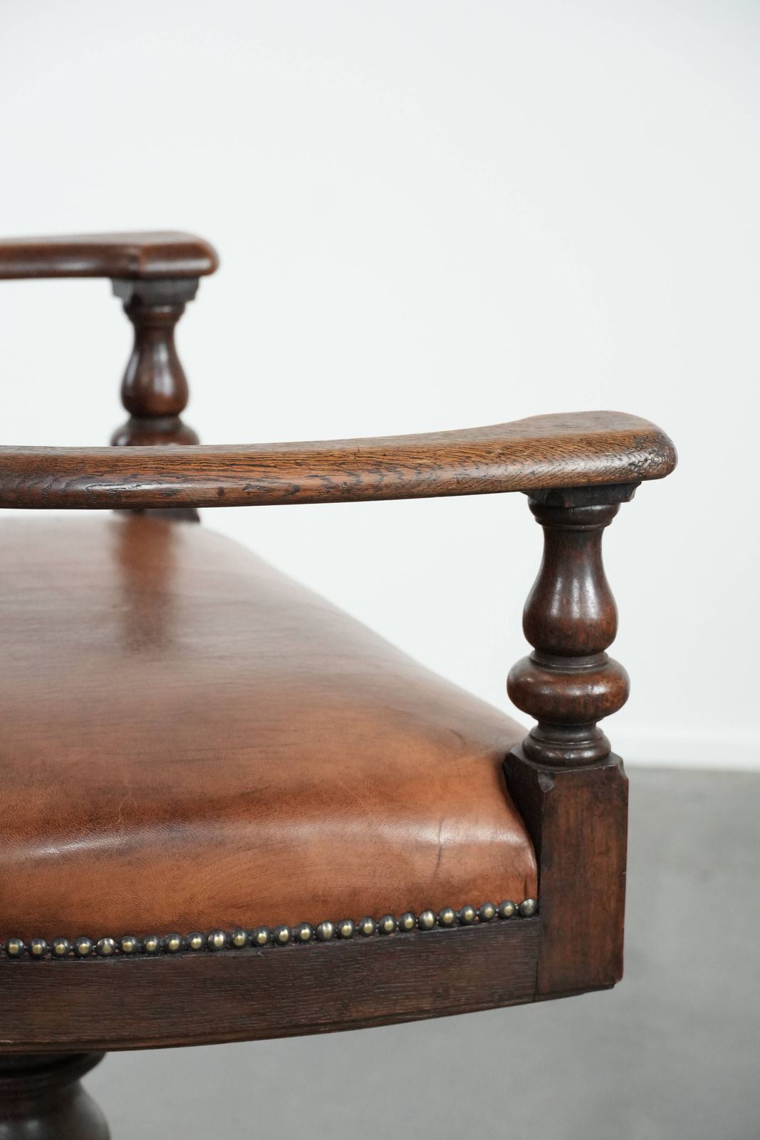 photo vintage Beautiful Elegant Antique Sheepskin Desk Chair With A Heavy Wooden Frame