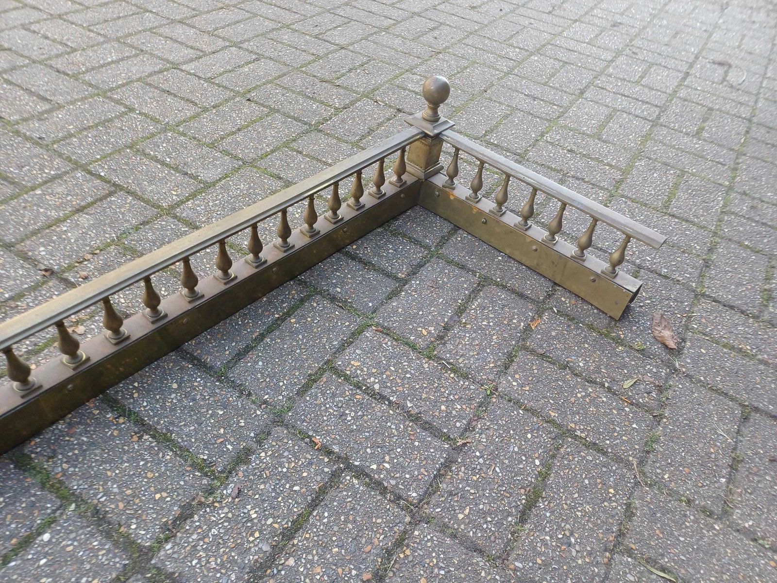 photo furniture Massive Solid 20kg Antique Brass Fireplace Fender Deep Hearth Guard With Turned Spindle Balustrade, Stepped Plinth Base