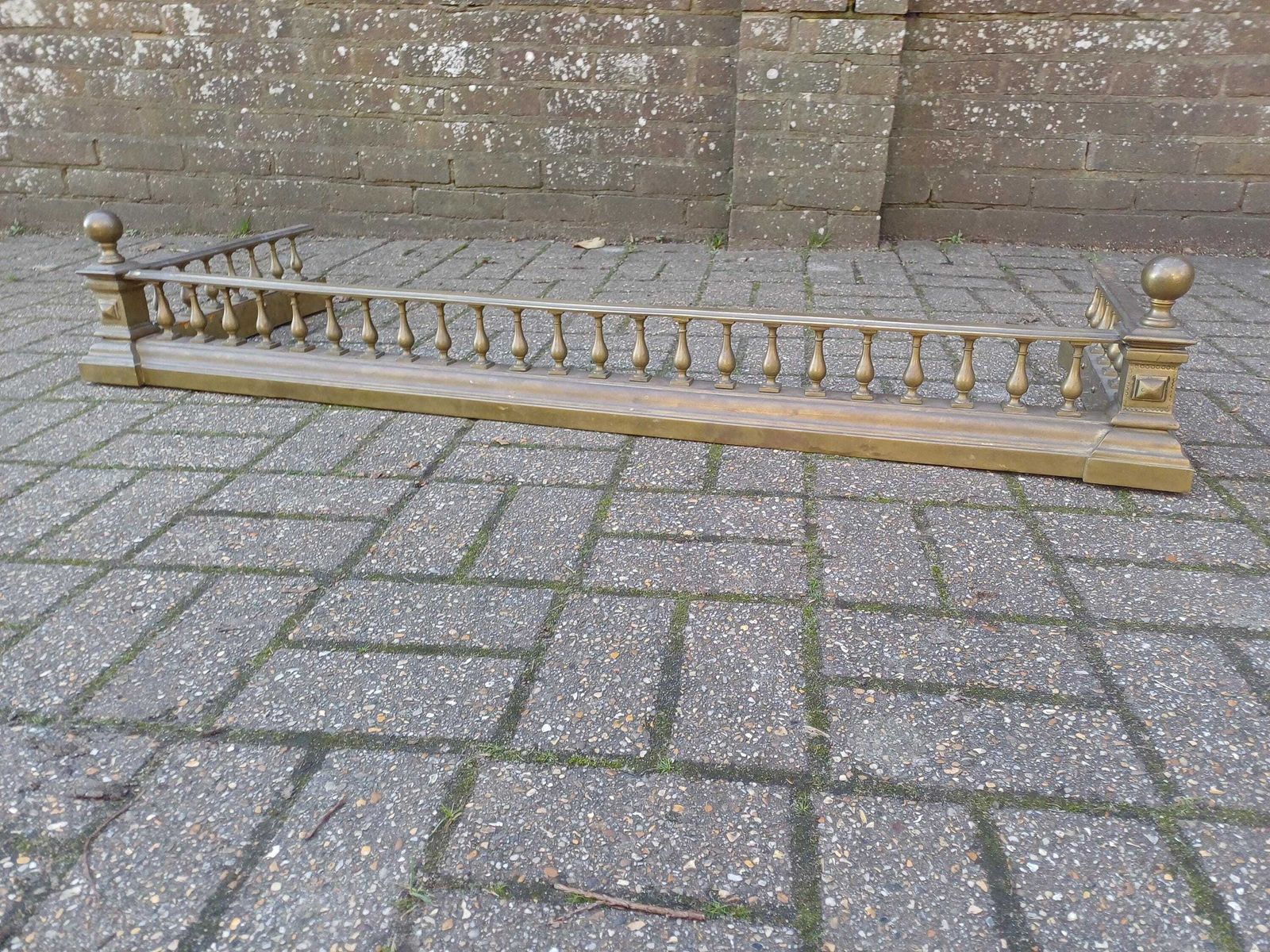 photo vinterior Massive Solid 20kg Antique Brass Fireplace Fender Deep Hearth Guard With Turned Spindle Balustrade, Stepped Plinth Base