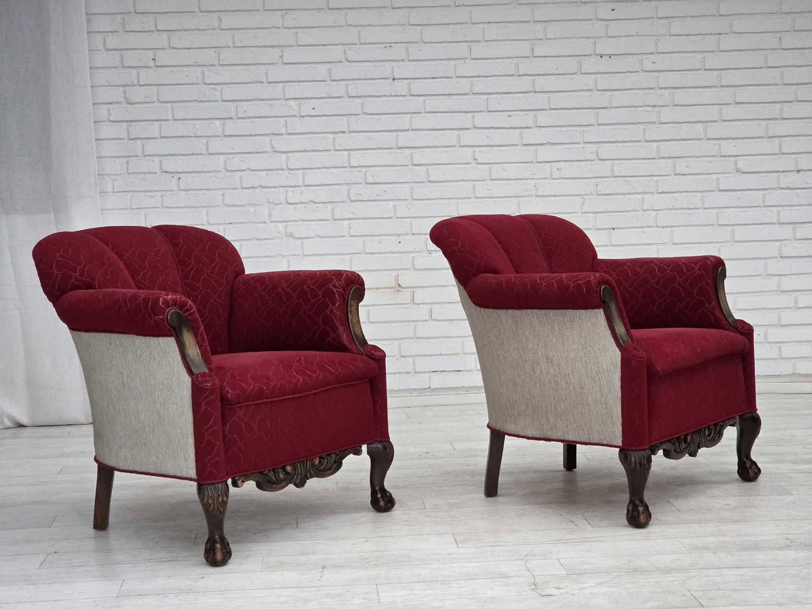 Ca. Jaren 1950, Deense Fauteuil, Rood En Lichtgrijs Meubelwol, Gesneden Eikenhout. photo 1190.0