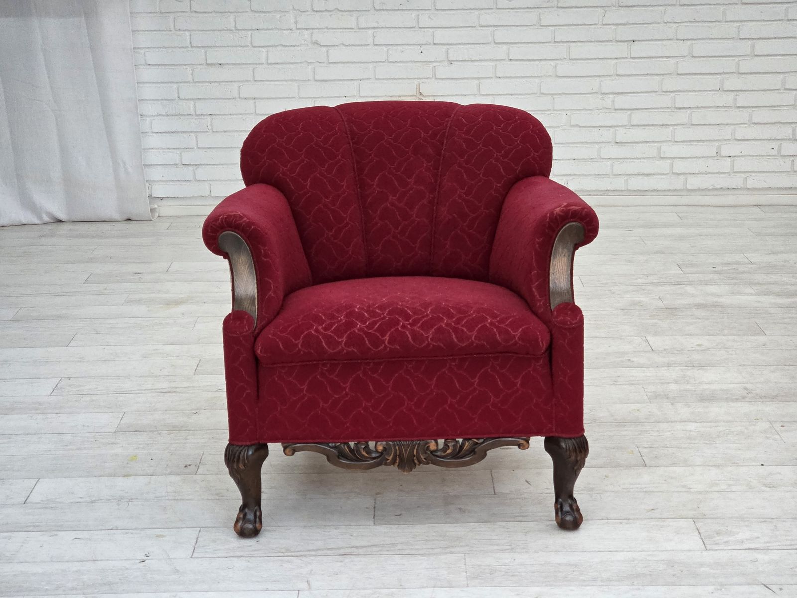 Ca. Jaren 1950, Deense Fauteuil, Rood En Lichtgrijs Meubelwol, Gesneden Eikenhout. photo buy