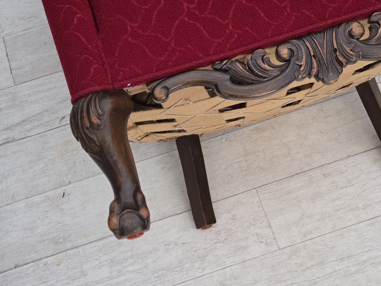 Meubels Ca. Jaren 1950, Deense Fauteuil, Rood En Lichtgrijs Meubelwol, Gesneden Eikenhout. photo