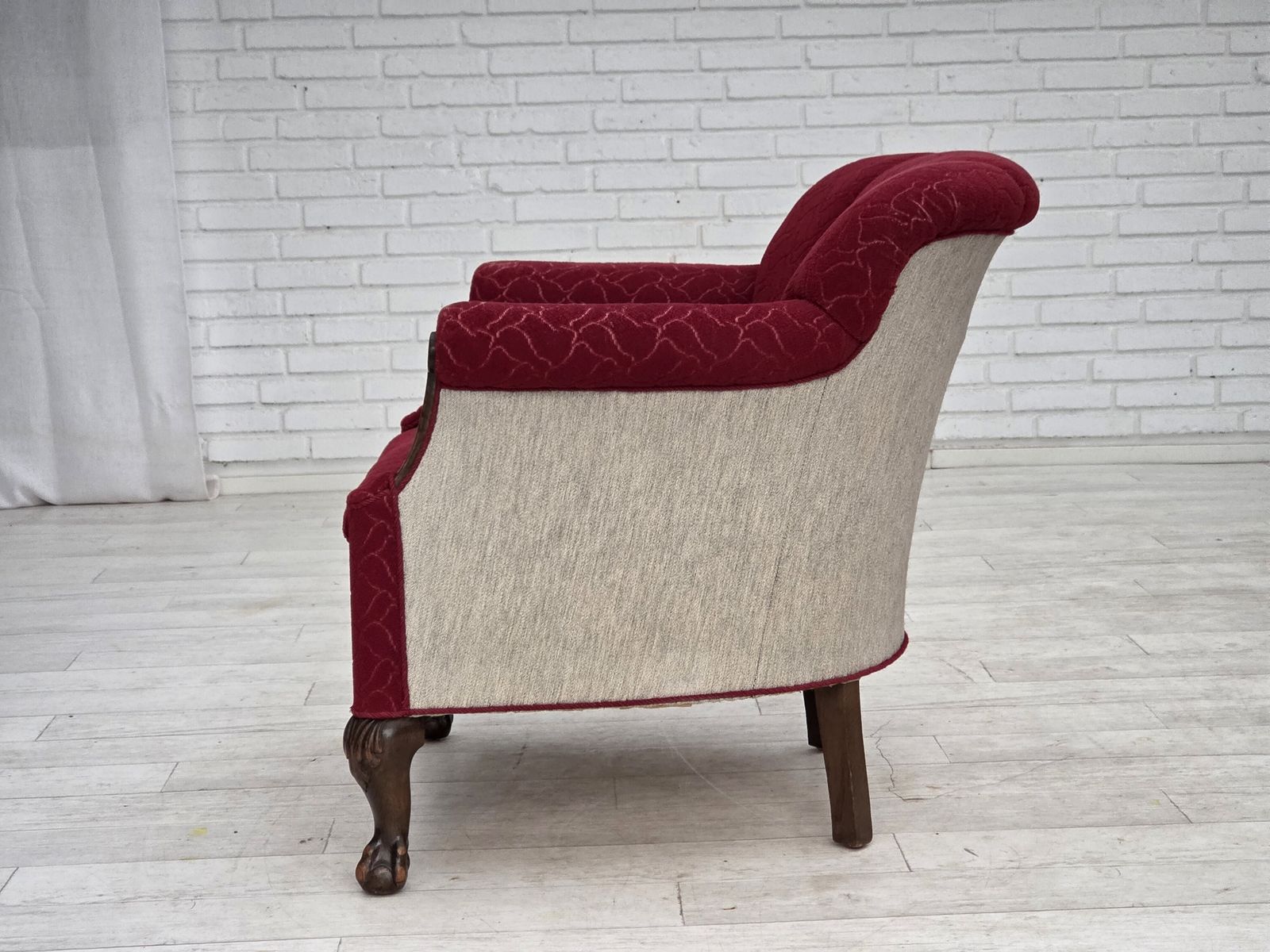 photo vinterior 1950s, Danish Armchair, Red And Light Grey Furniture Wool, Carved Oak Wood.