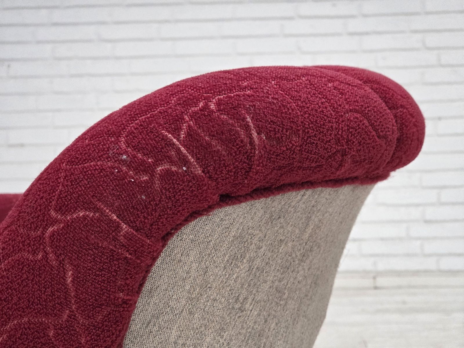 photo vintage 1950s, Danish Armchair, Red And Light Grey Furniture Wool, Carved Oak Wood.