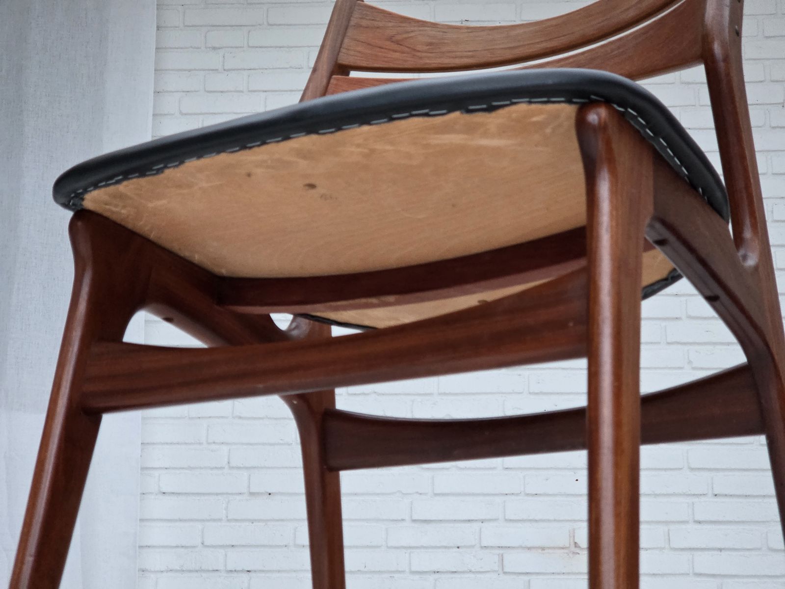photo furniture Ca. Jaren 1960, Set Van 4 Opnieuw Beklede Deense Eetkamerstoelen, Ontwerp Van Erik Buck, Model 310.