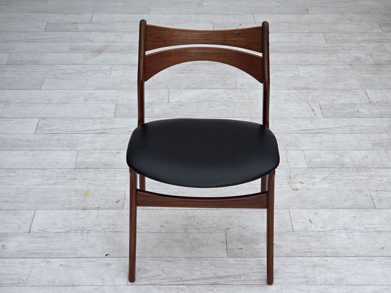 photo for sale Ca. Jaren 1960, Set Van 4 Opnieuw Beklede Deense Eetkamerstoelen, Ontwerp Van Erik Buck, Model 310.